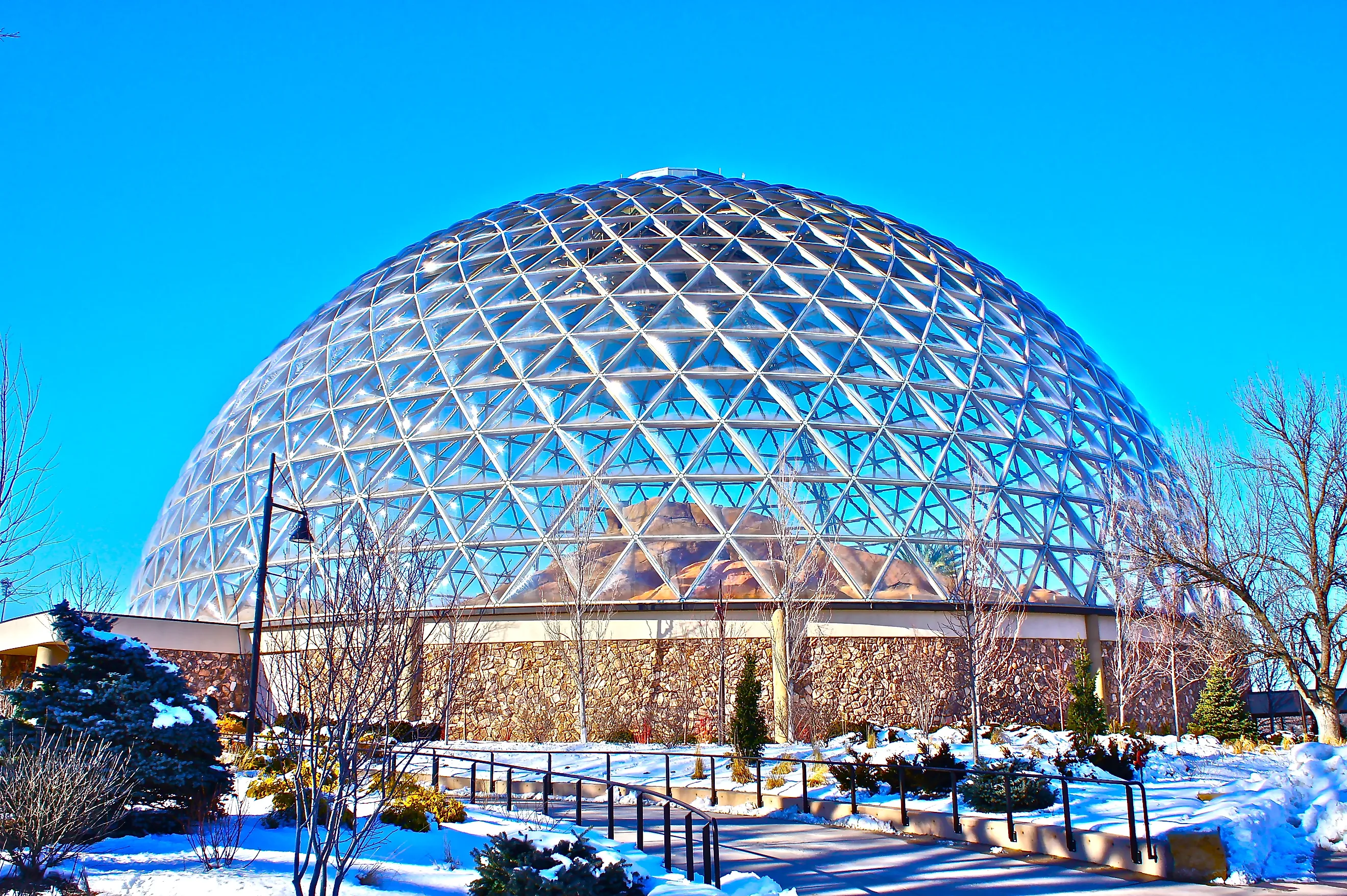 Desert Dome at the Henry Doorly Zoo and Aquarium. Photo: Collinulness - Own work via Wikimedia Commons.