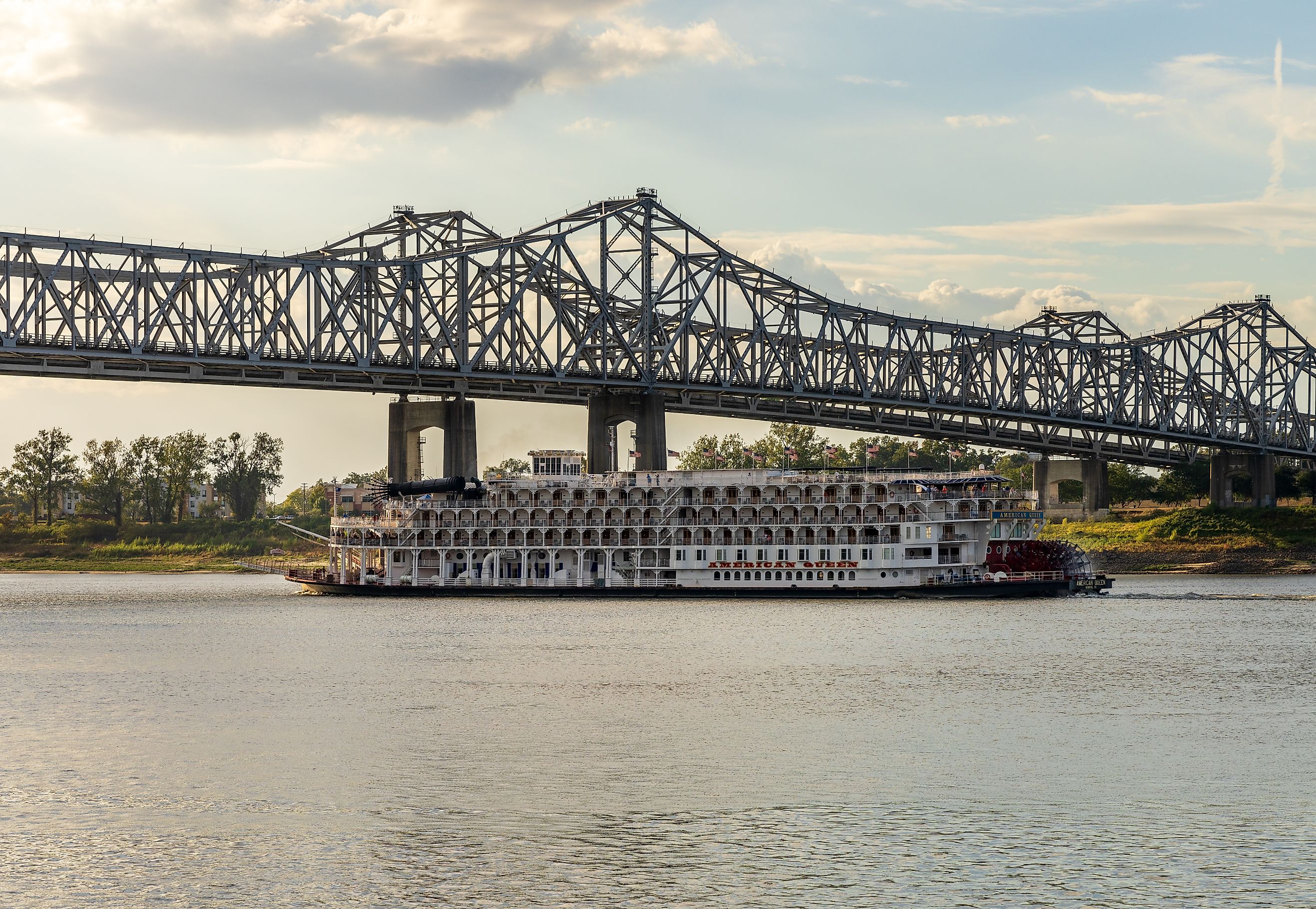 Natchez, Mississippi: Paddle steamer river cruise boat, American Queen, departs under the interstate bridge. Editorial credit: Steve Heap / Shutterstock.com