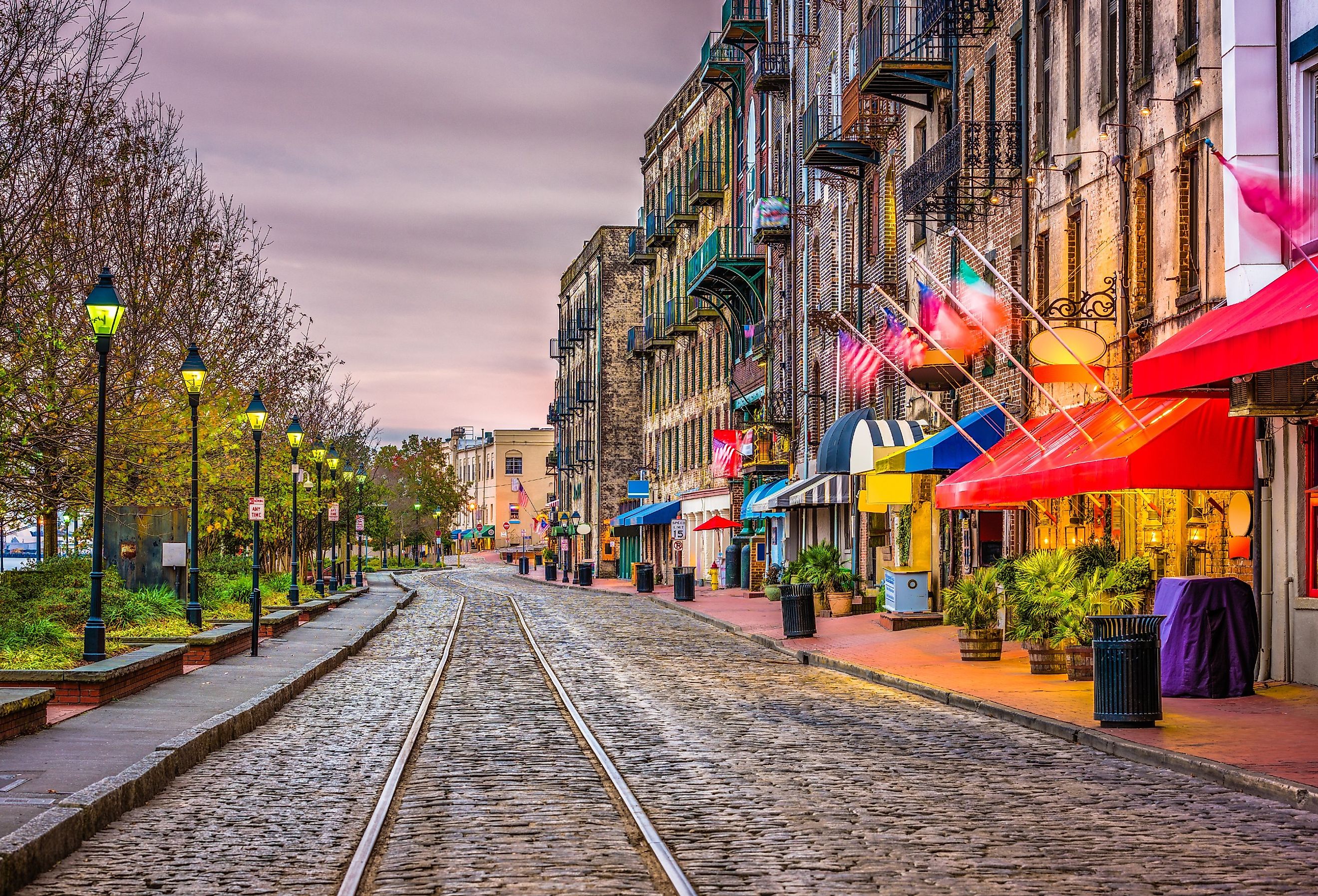 Street river. Savannah Georgia США. Город Саванна штат Джорджия. Ривер стрит. Ривер-стрит улица.