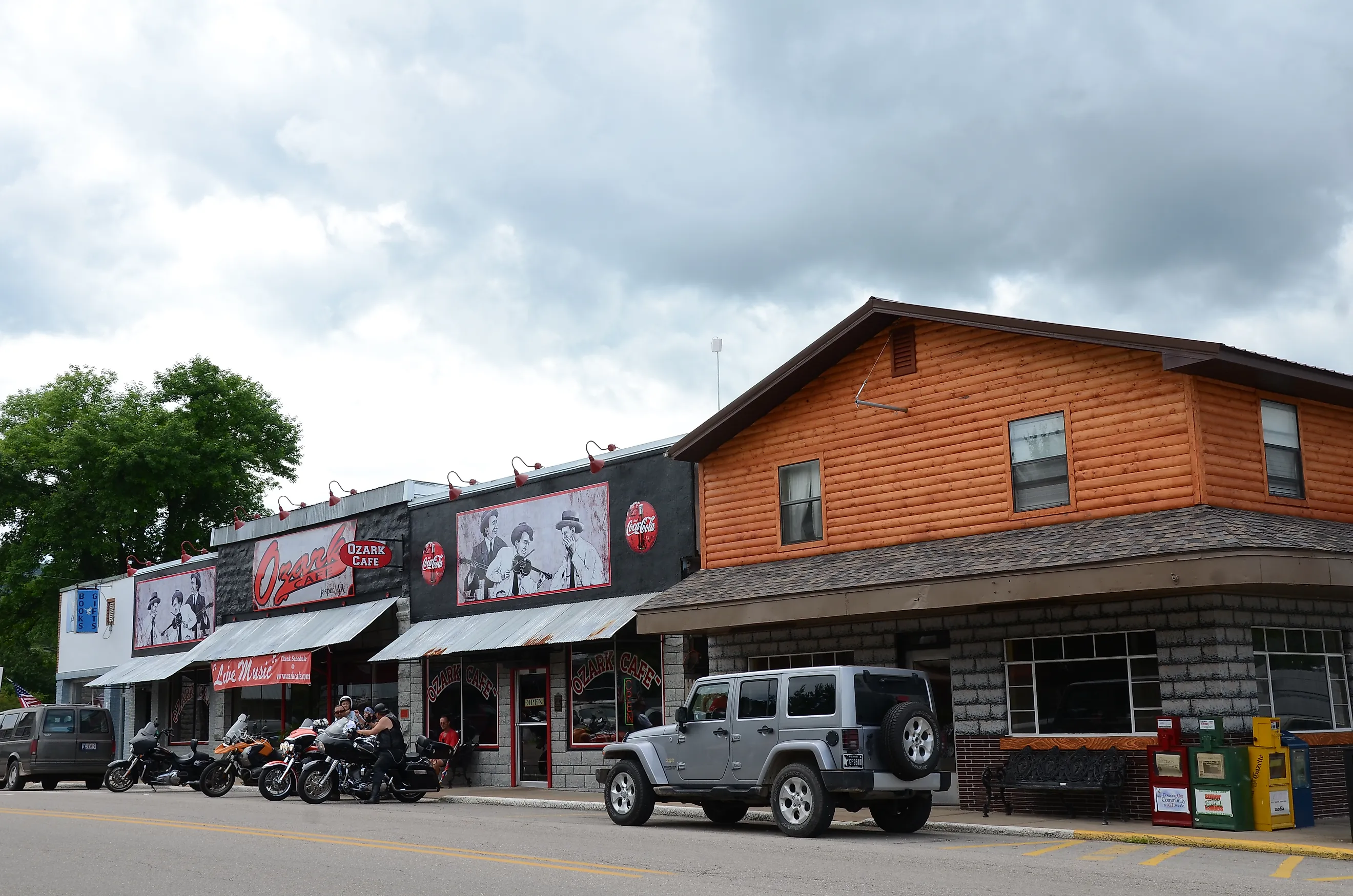 Street view of the Jasper Commercial Historic District in Arkansas. By Valis55, CC BY-SA 3.0, Wikimedia Commons: https://commons.wikimedia.org/w/index.php?curid=40611401