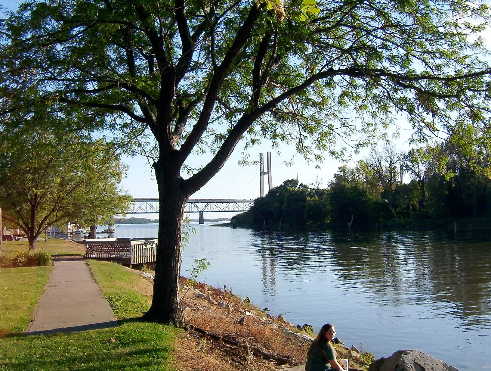 Taken from a riverfront park on the east bank of the Mississippi River in Quincy, Illinois. U.S. Highway 24 is routed along the bridge in the background. Photo: Lpangelrob at en.wikipedia