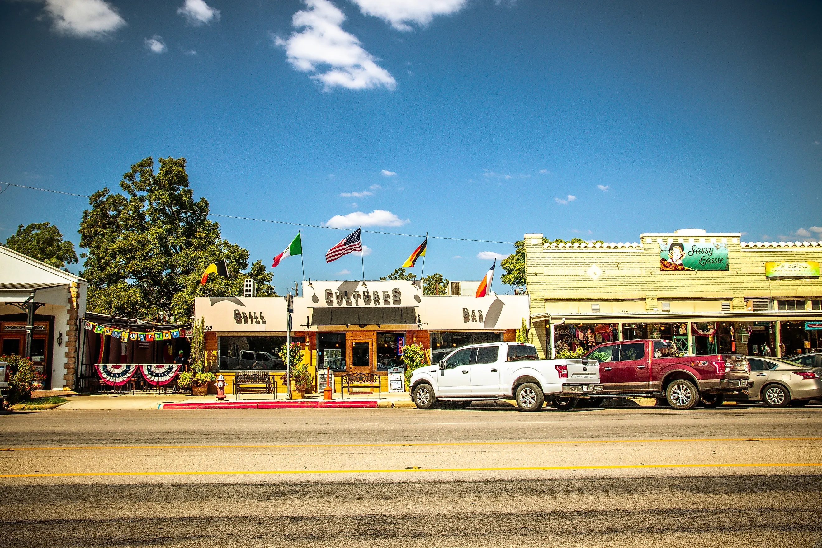 Fredericksburg, Texas, USA: The Main Street in Frederiksburg, Texas, also known as "The Magic Mile", with retail stores and poeple walking