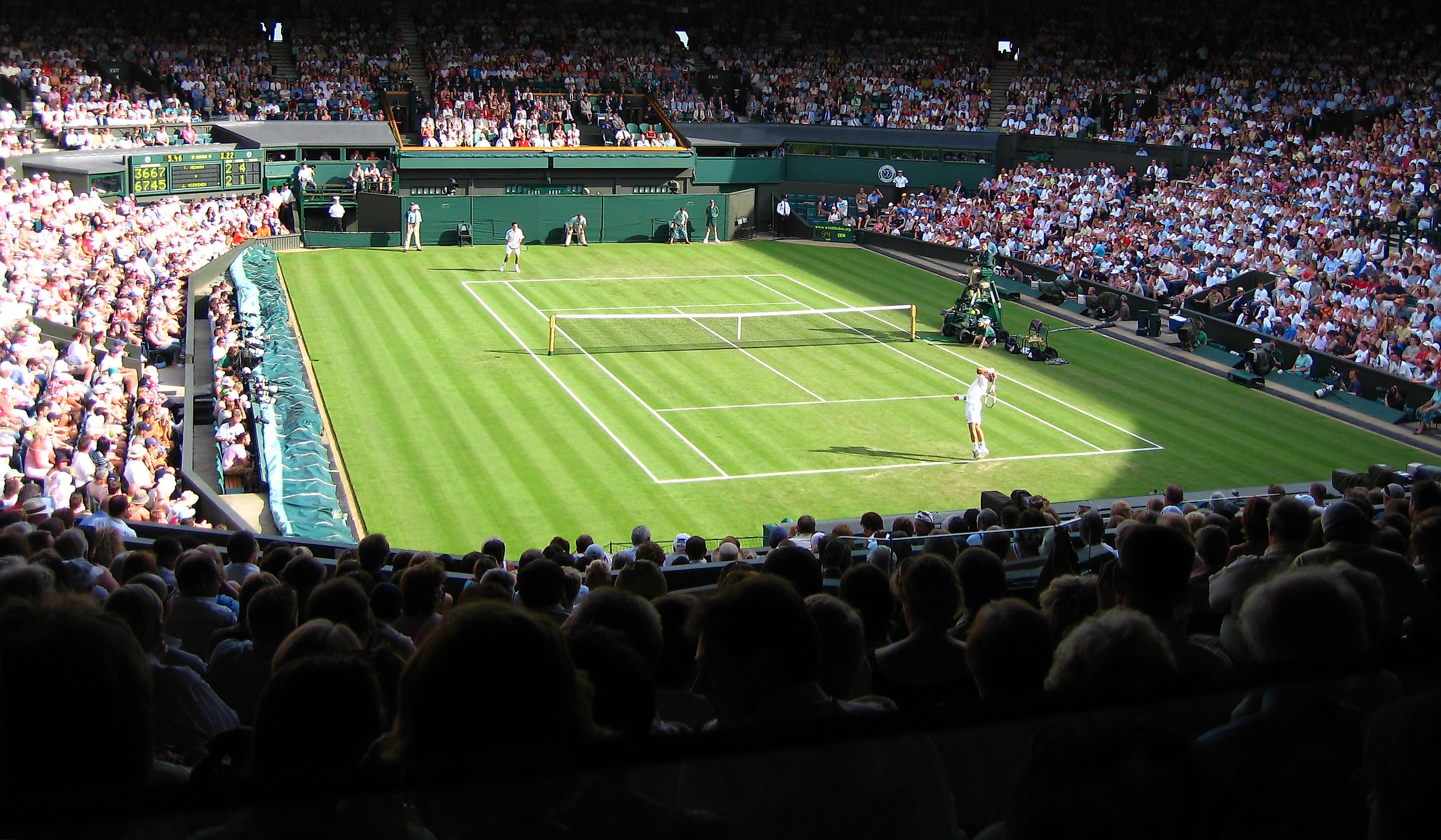 Torneig de Wimbledon. In Wikipedia. https://ca.wikipedia.org/wiki/Torneig_de_Wimbledon By Spiralz from England - 5.46pm ~ Centre Court, CC BY 2.0, https://commons.wikimedia.org/w/index.php?curid=1982514