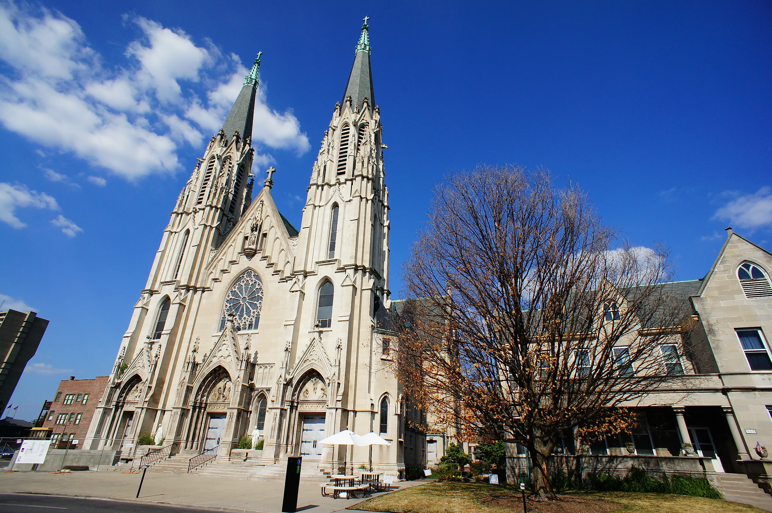 View of St. Mary's Catholic Church in the city of Indianapolis in Indiana. By Vintagejhan - Own work, CC BY-SA 3.0, https://commons.wikimedia.org/w/index.php?curid=28237101
