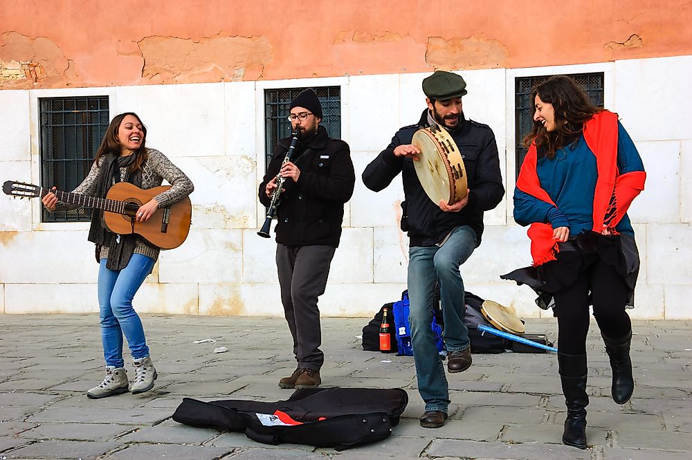 Italian folk musicians in the streets of Italy. Editorial credit: Elena Dijour / Shutterstock.com.