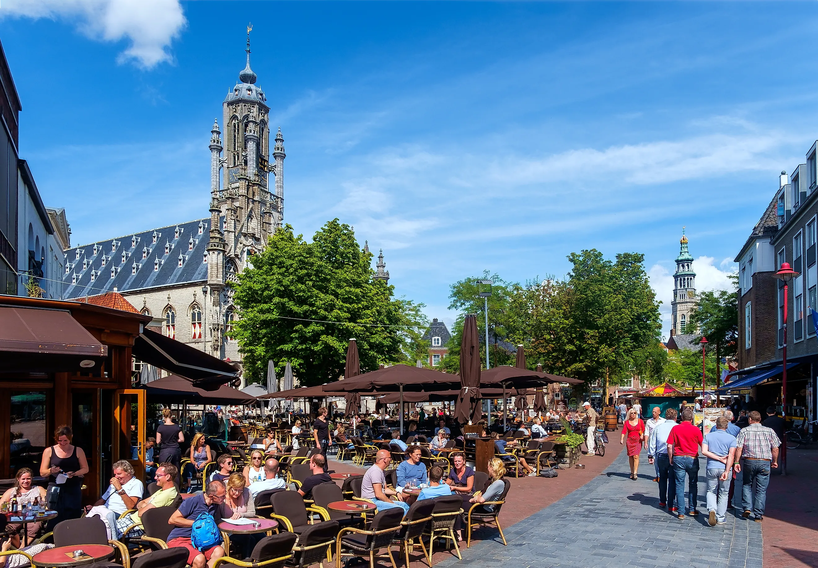 Middelburg’s historic city center with outdoor terraces, the town hall, and the Lange Jan tower. Editorial credit: www.hollandfoto.net / Shutterstock.com