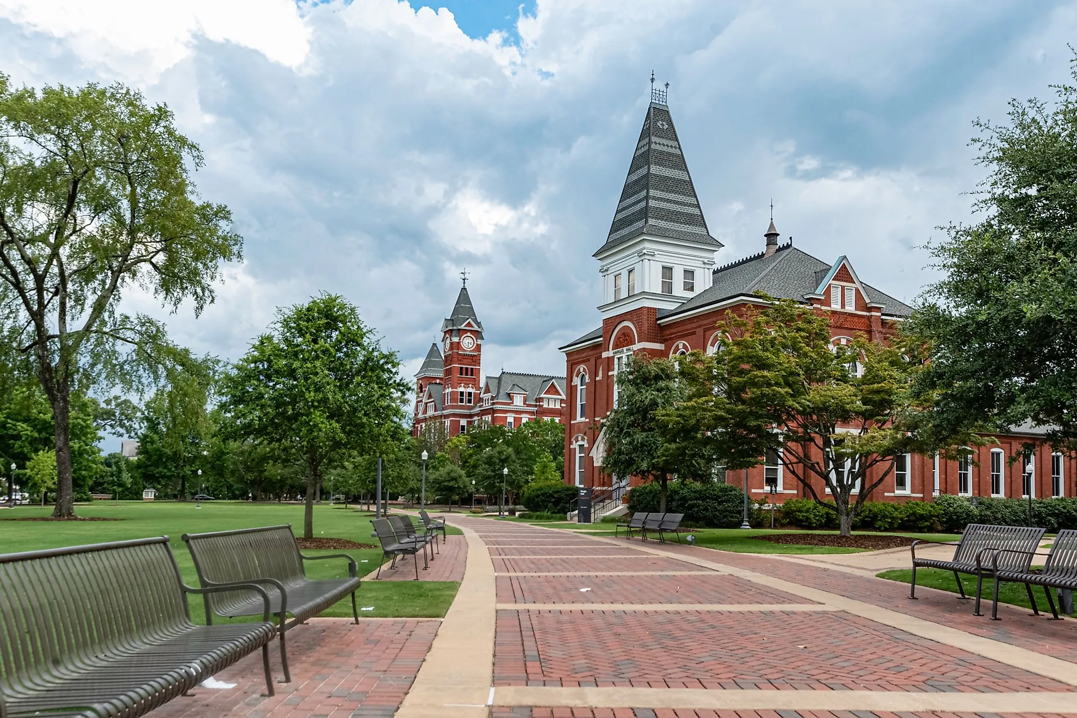 A scenic view looking down the walkway leading to Hargis Hall on the campus of Auburn University in the summer time. Editorial credit: JNix / Shutterstock.com