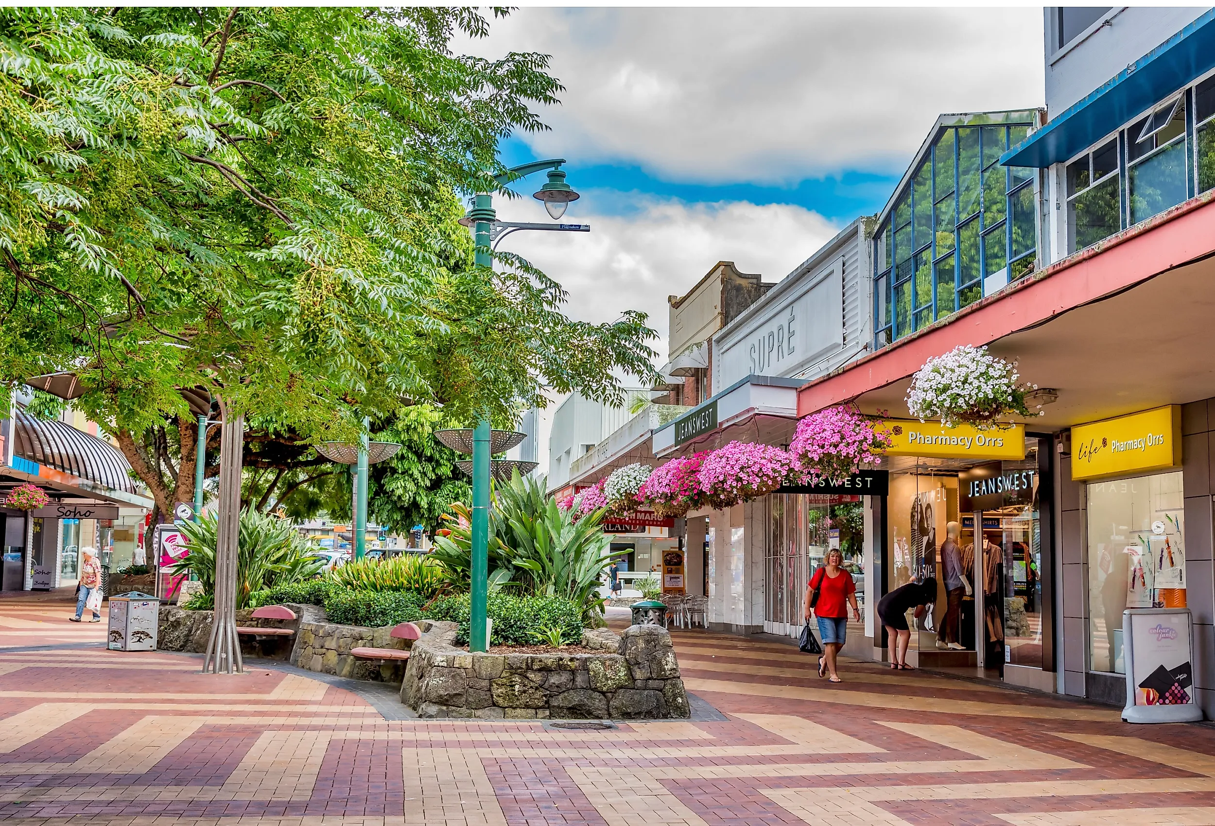 Whangarei city streets turned into a pedestrian friendly precinct with alfresco dining, seats, canopy, shops and businesses. Image credit: Philip Armitage via Shutterstock.