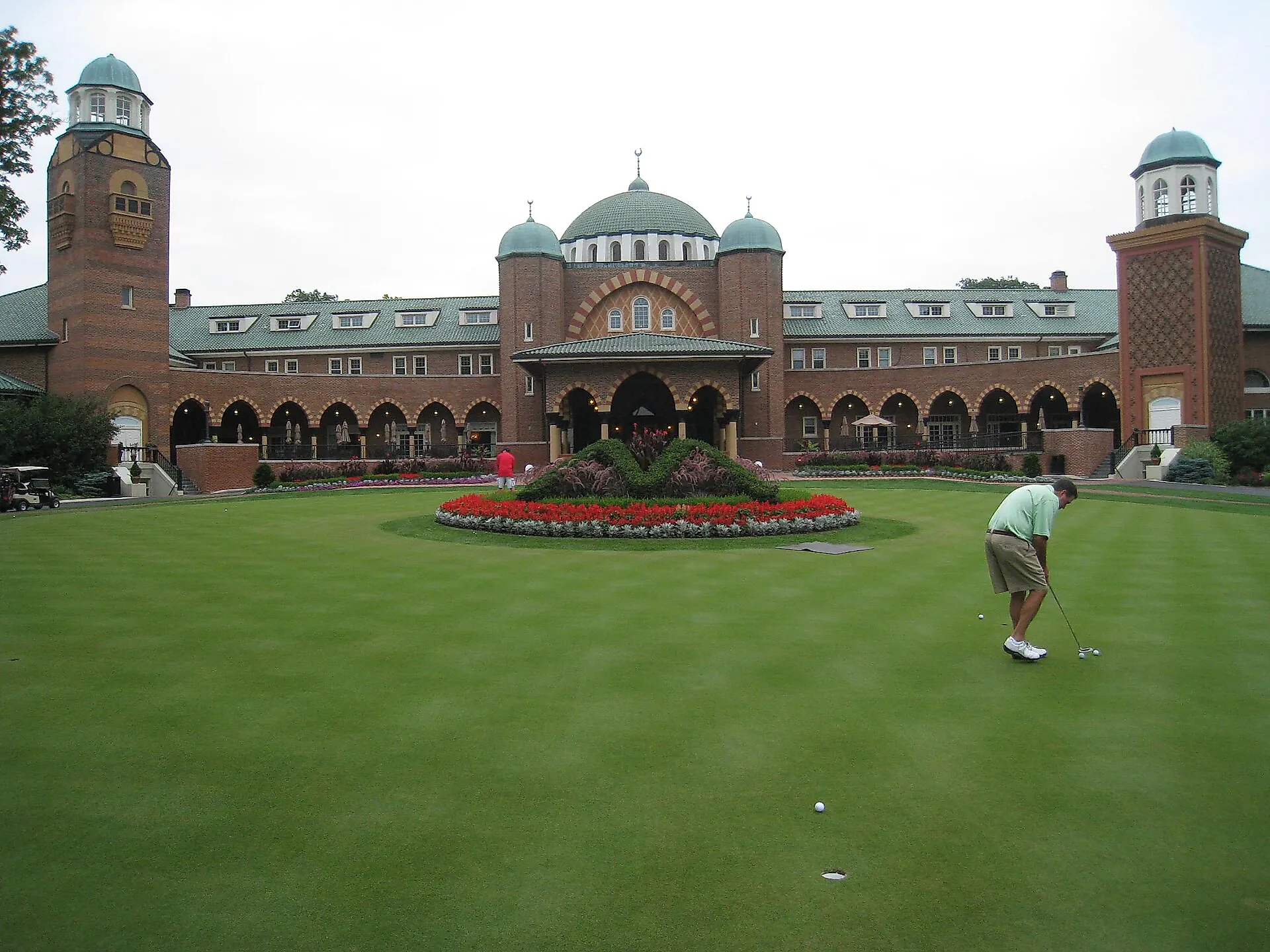 The putting green in front of the Medinah Country Club clubhouse. Via Wikimedia Commons, Dan Perry, CC BY 2.0.