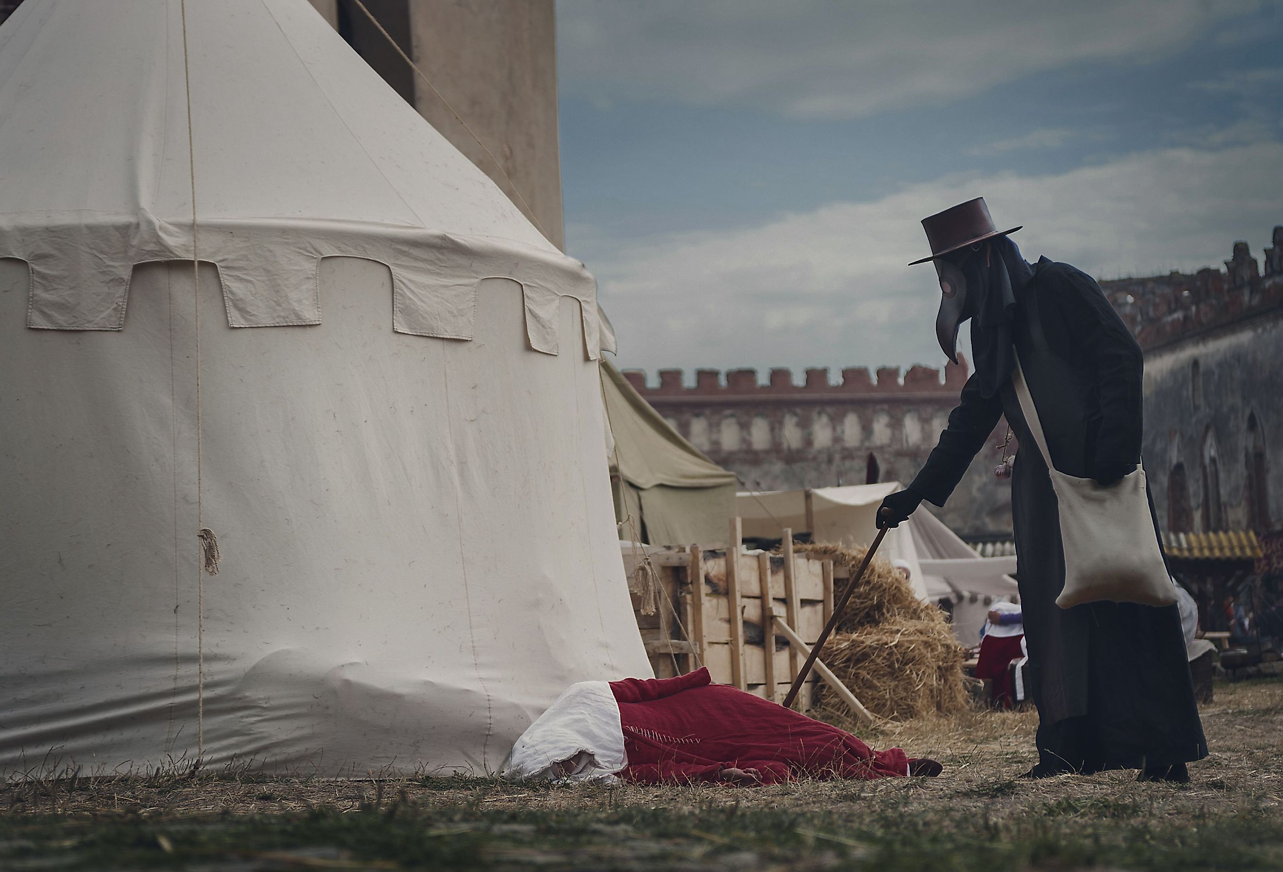 Castle and epidemic of The Black Death.