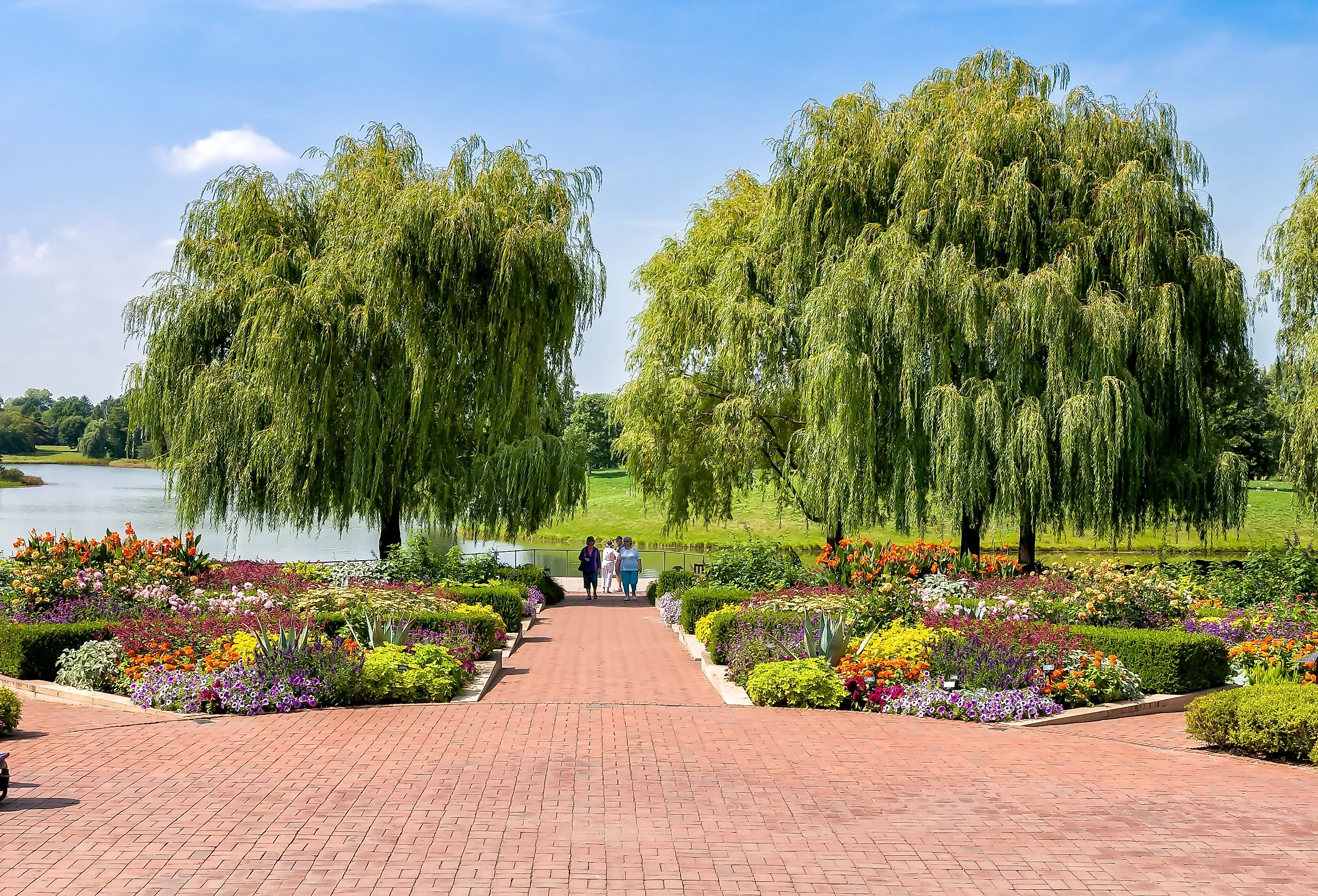 People visiting the Botanic Garden in Chicago. Editorial credit: elesi / Shutterstock.com