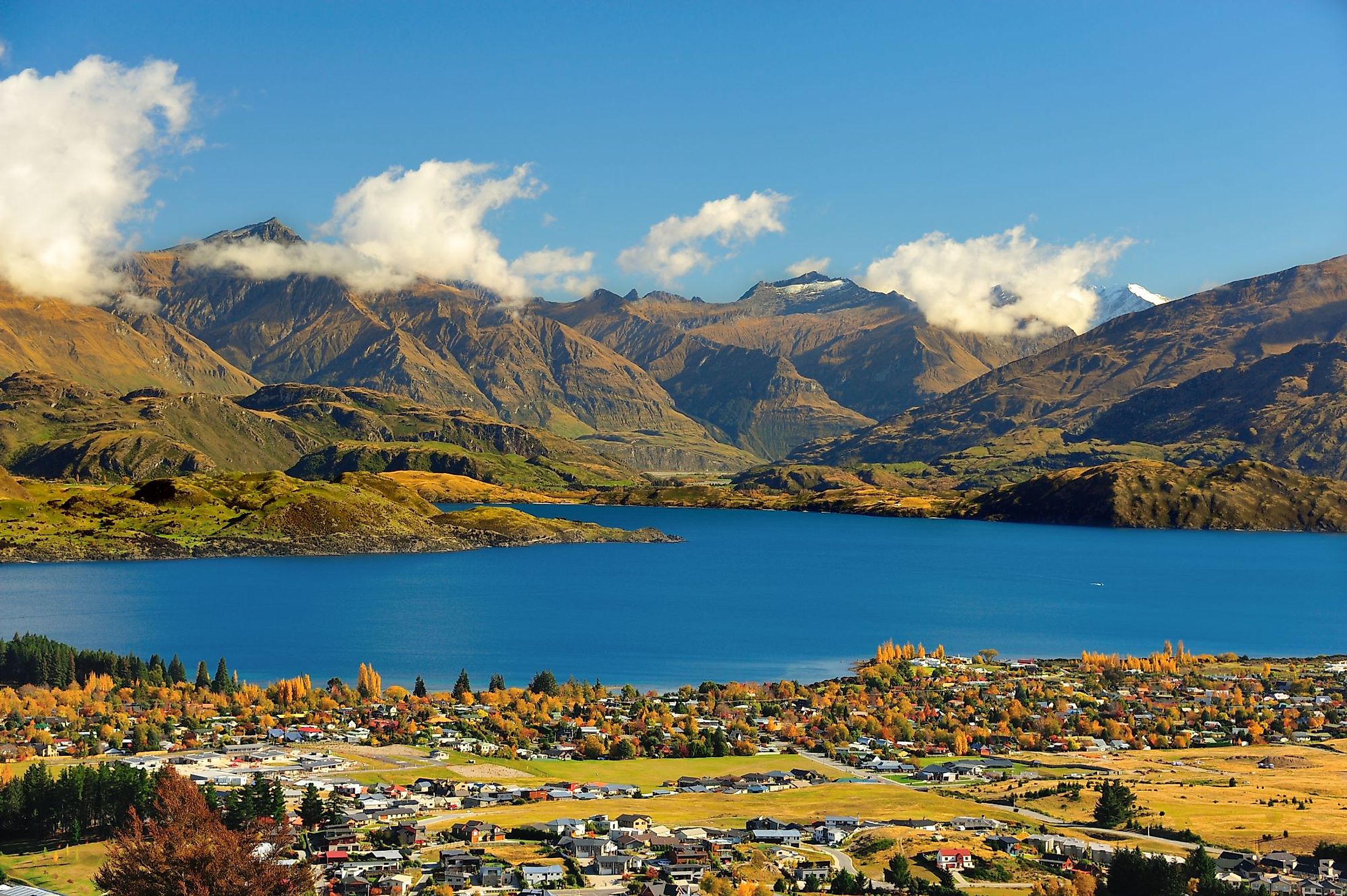 Lake Wanaka and Mount Aspiring during autumn in New Zealand. 