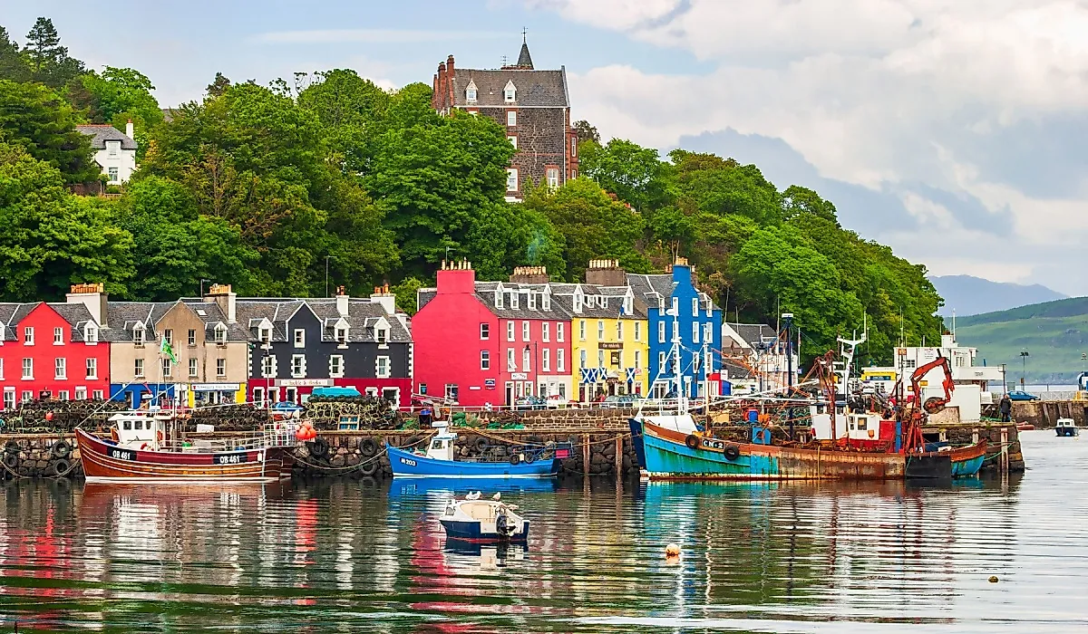 Port with boats in Tobermory in Scotland. Image credit Lasse Johansson via Shutterstock.