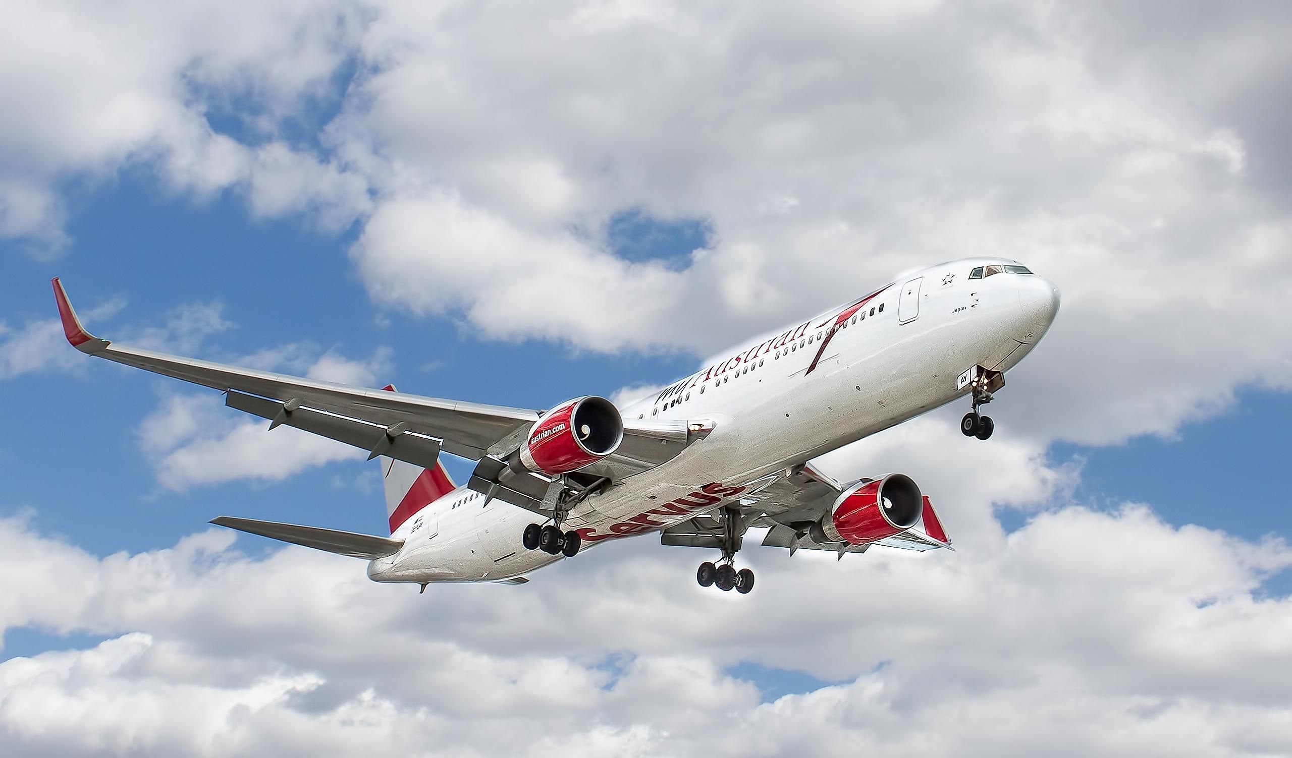 Be sure to sign up for airline fare alerts to get the best deal. Photo by Ethan McArthur on Unsplash