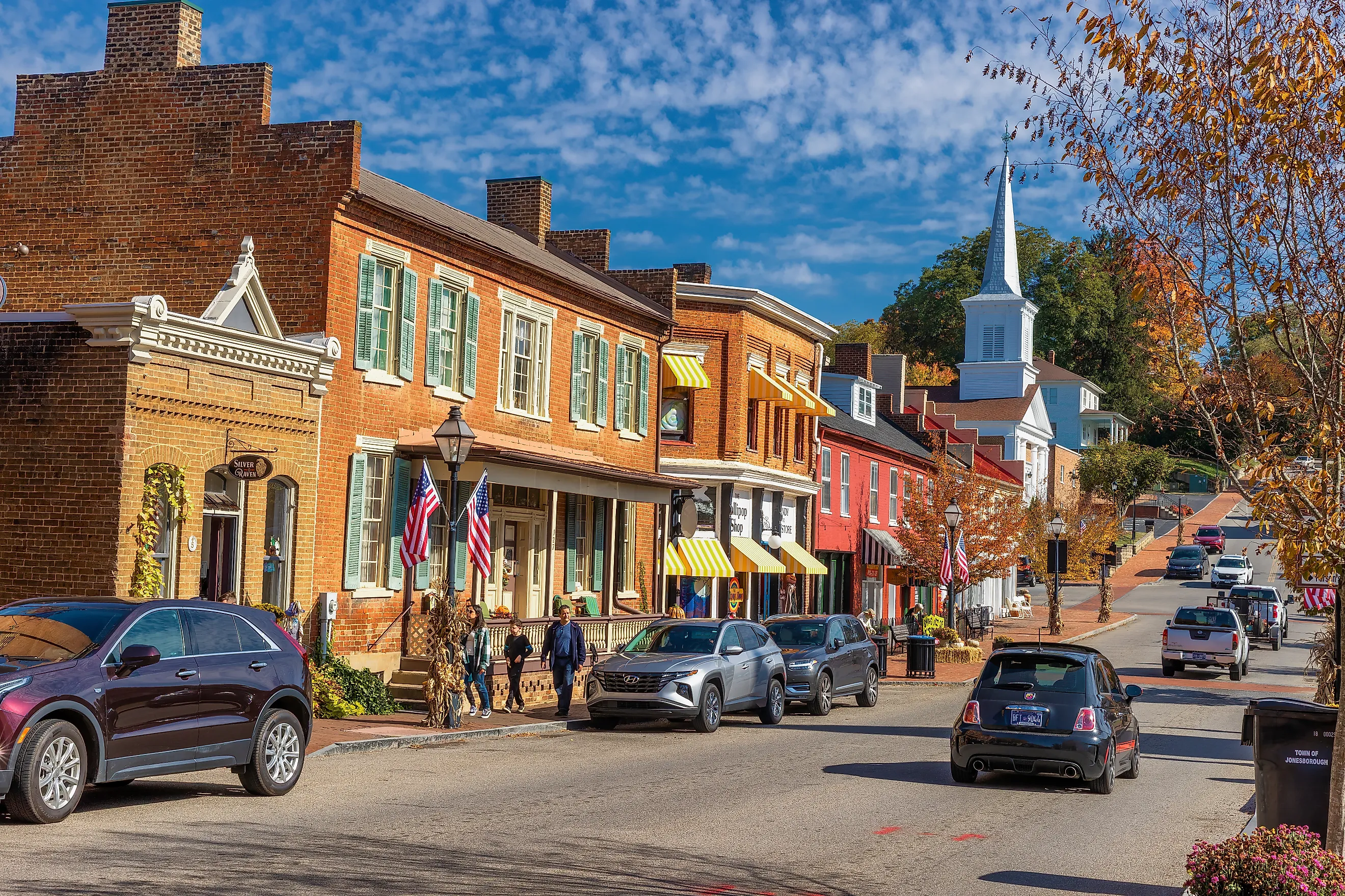 Fall colors at Jonesborough, Tennessee. Image credit: Dee Browning / Shutterstock.com.