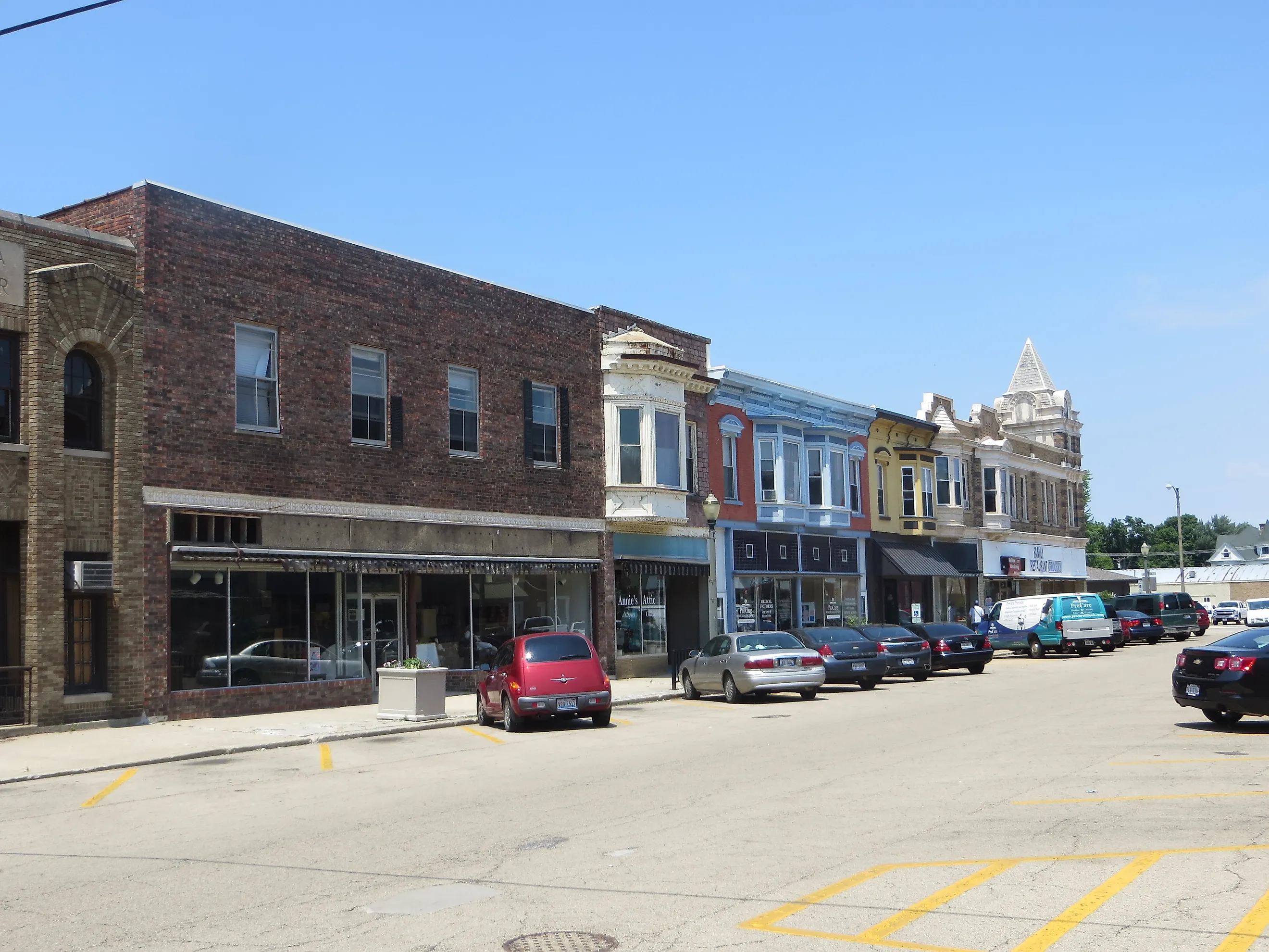 Illinois Avenue in Mendota, Illinois, By David Wilson, CC BY 2.0, Wikimedia Commons