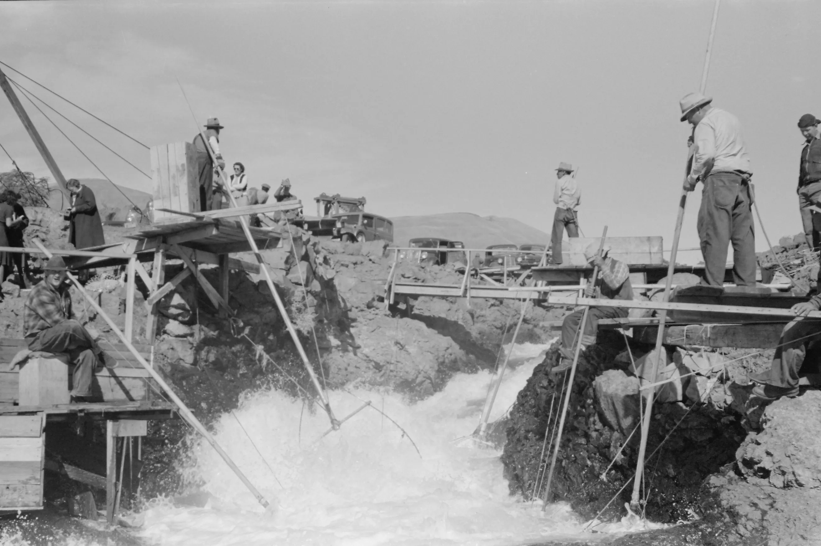 Fishing sites existed along the entire length of The Narrows, Celilo Falls, 1941. 