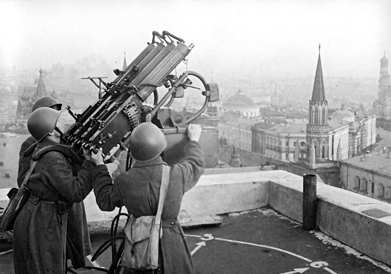 Soviet anti-aircraft gunners on the roof of the Hotel Moskva.