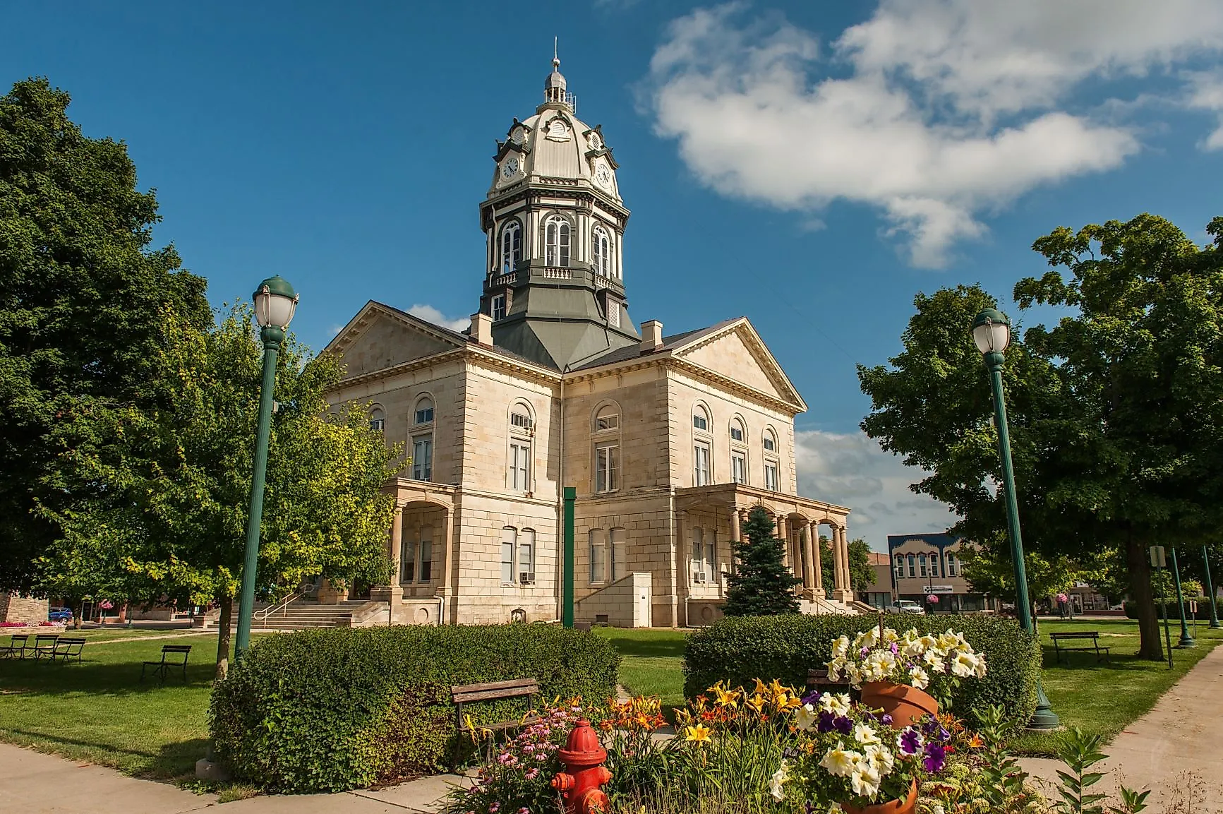 Madison County Courthouse in Winterset, Iowa. By Teddi Yaeger, CC BY-SA 4.0, Wikimedia Commons.