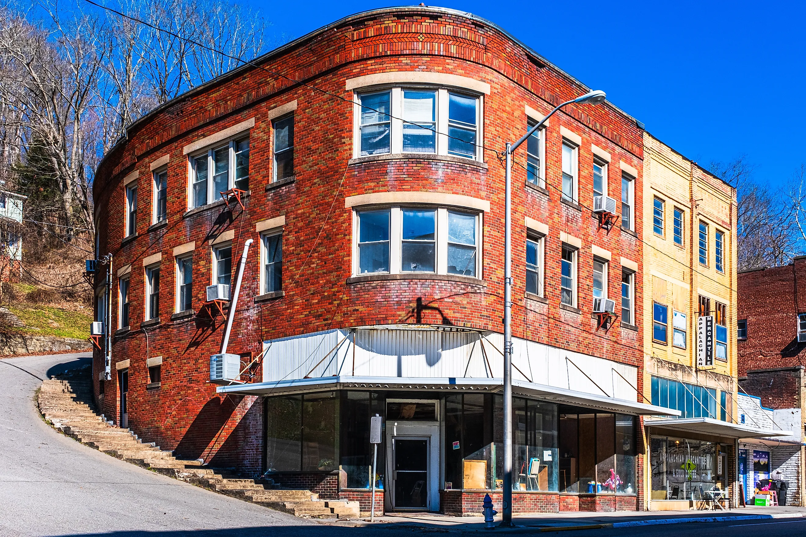 Curved building at Big Stone Gap, Virginia. Image by Claire Salvail Photos via Shutterstock.