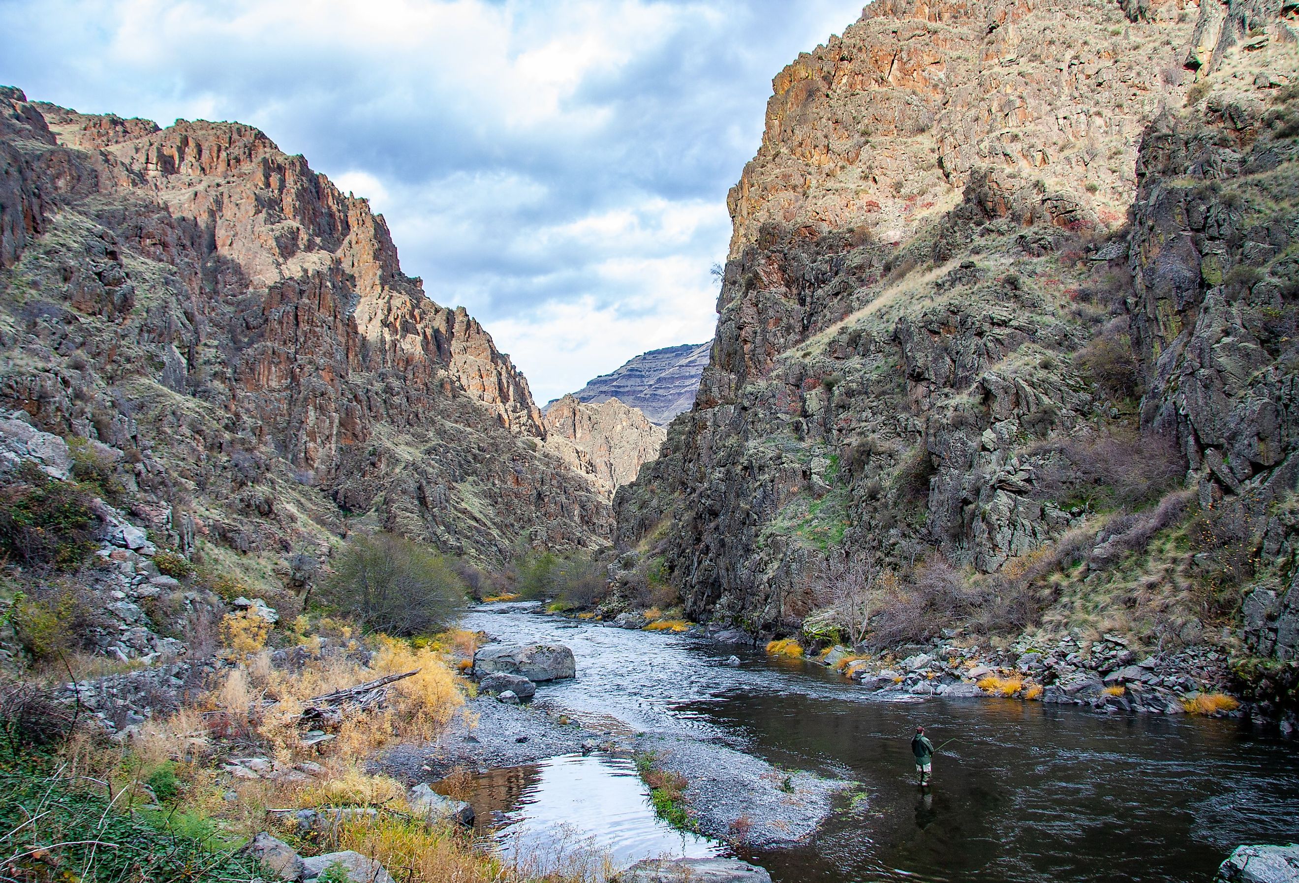 Steelhead fishing in Hells Canyon National Recreational Area. Image credit CSNafzger via Shutterstock.