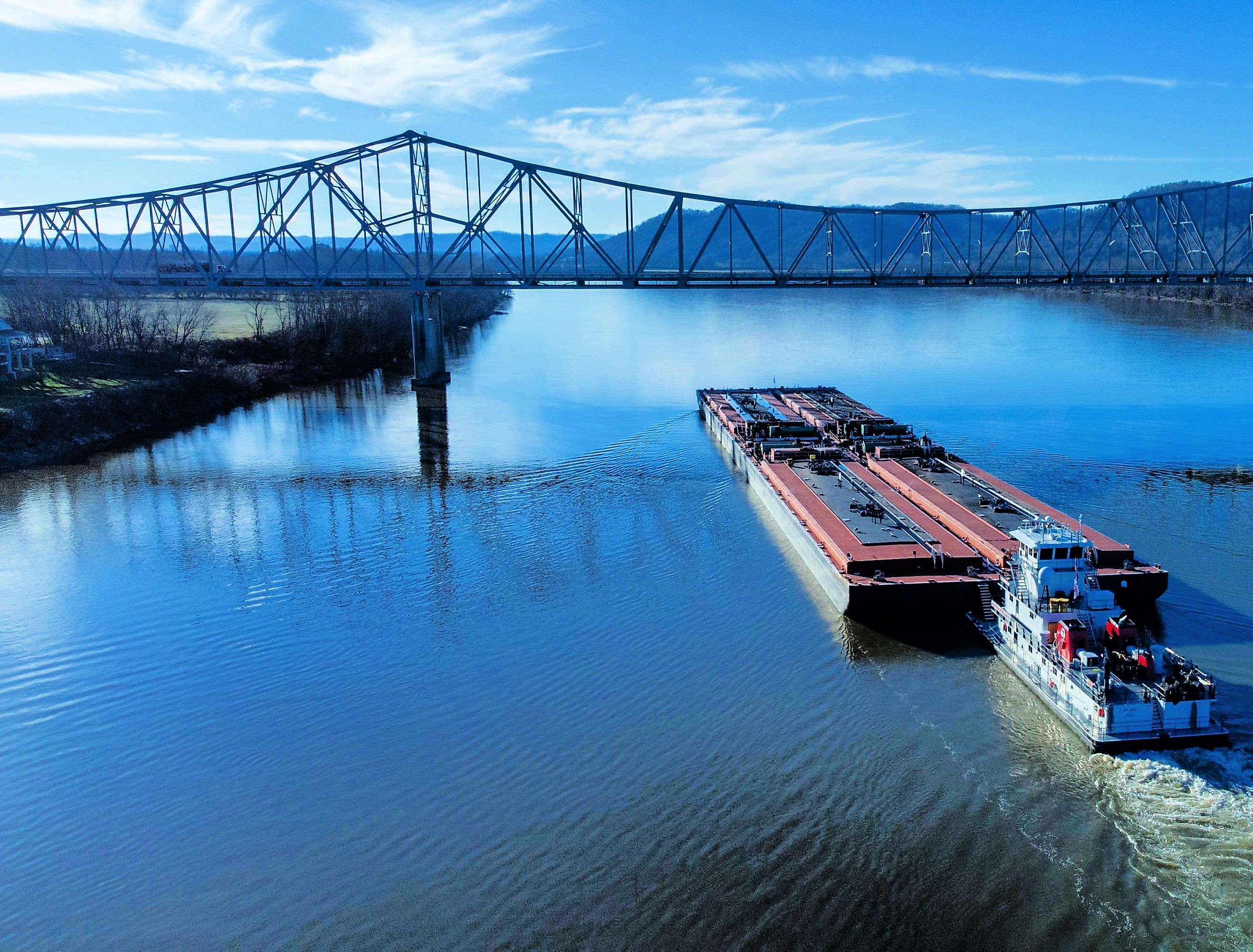 A towboat on the Ohio River in Portsmouth, OH. Image credit: Hawkeye Dronography via Shutterstock