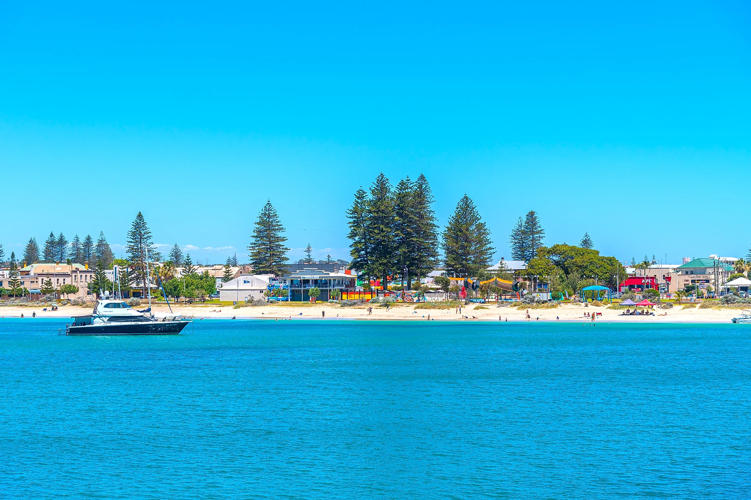 A beach in the beautiful town of Geraldton, Australia. Editorial credit: trabantos / Shutterstock.com.