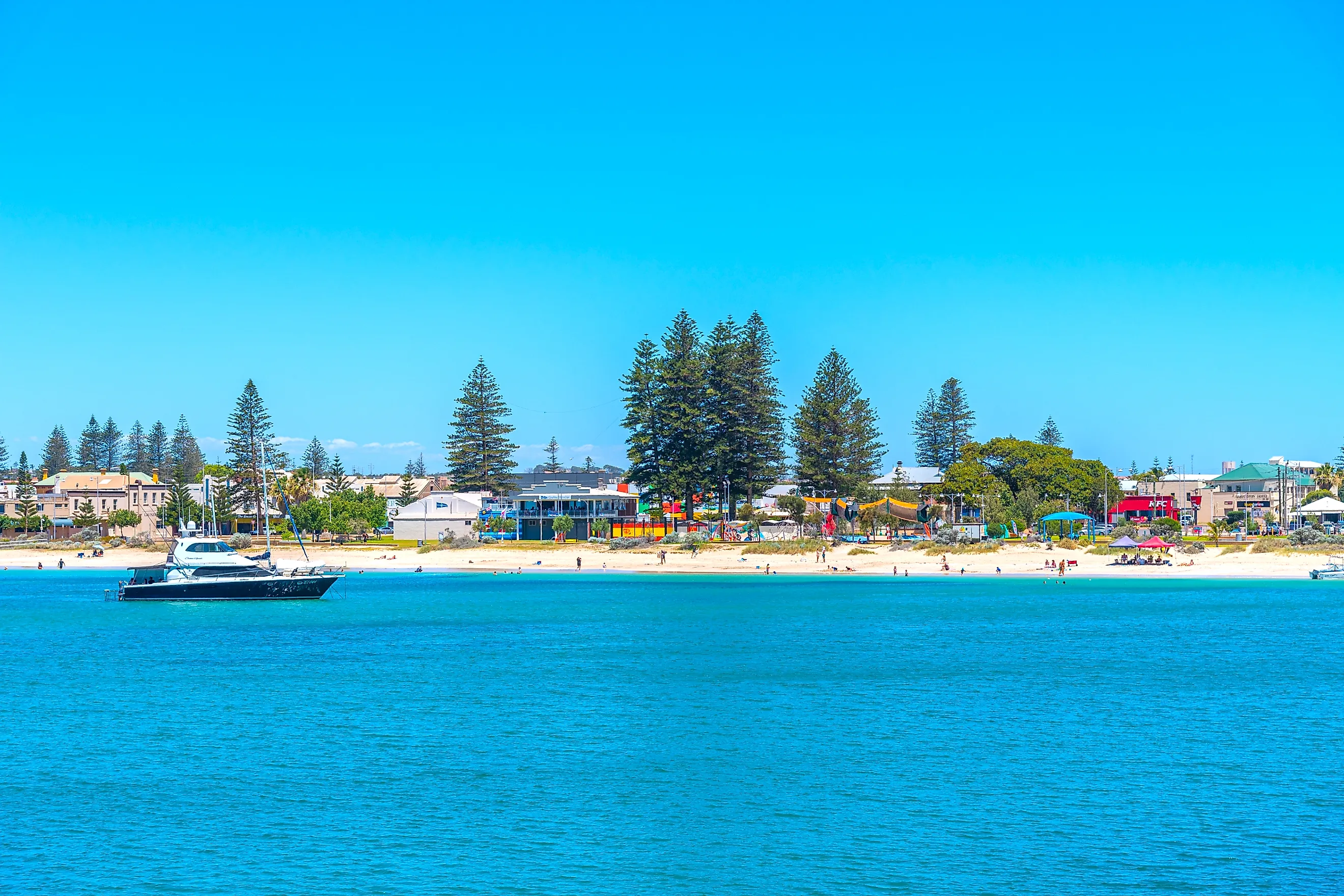 A beach in the beautiful town of Geraldton, Australia. Editorial credit: trabantos / Shutterstock.com.