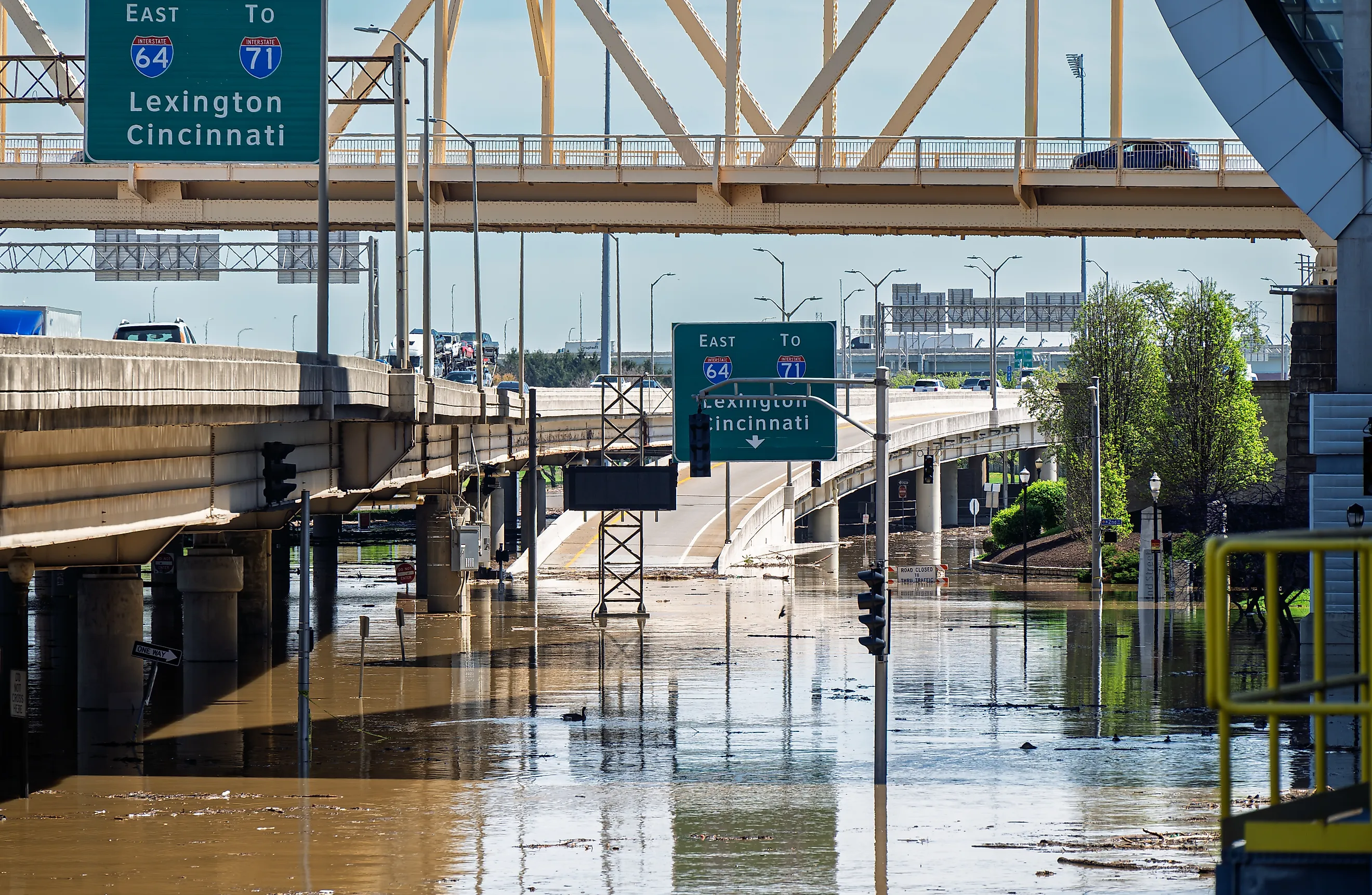 Ohio River waterfront after 7-10 inches of rain fell in a 100 hr period. View down River Rd approaching the entrance ramp to I-64 under the yellow Second Street Bridge. Editorial credit: Mike Worley Photos / Shutterstock.com