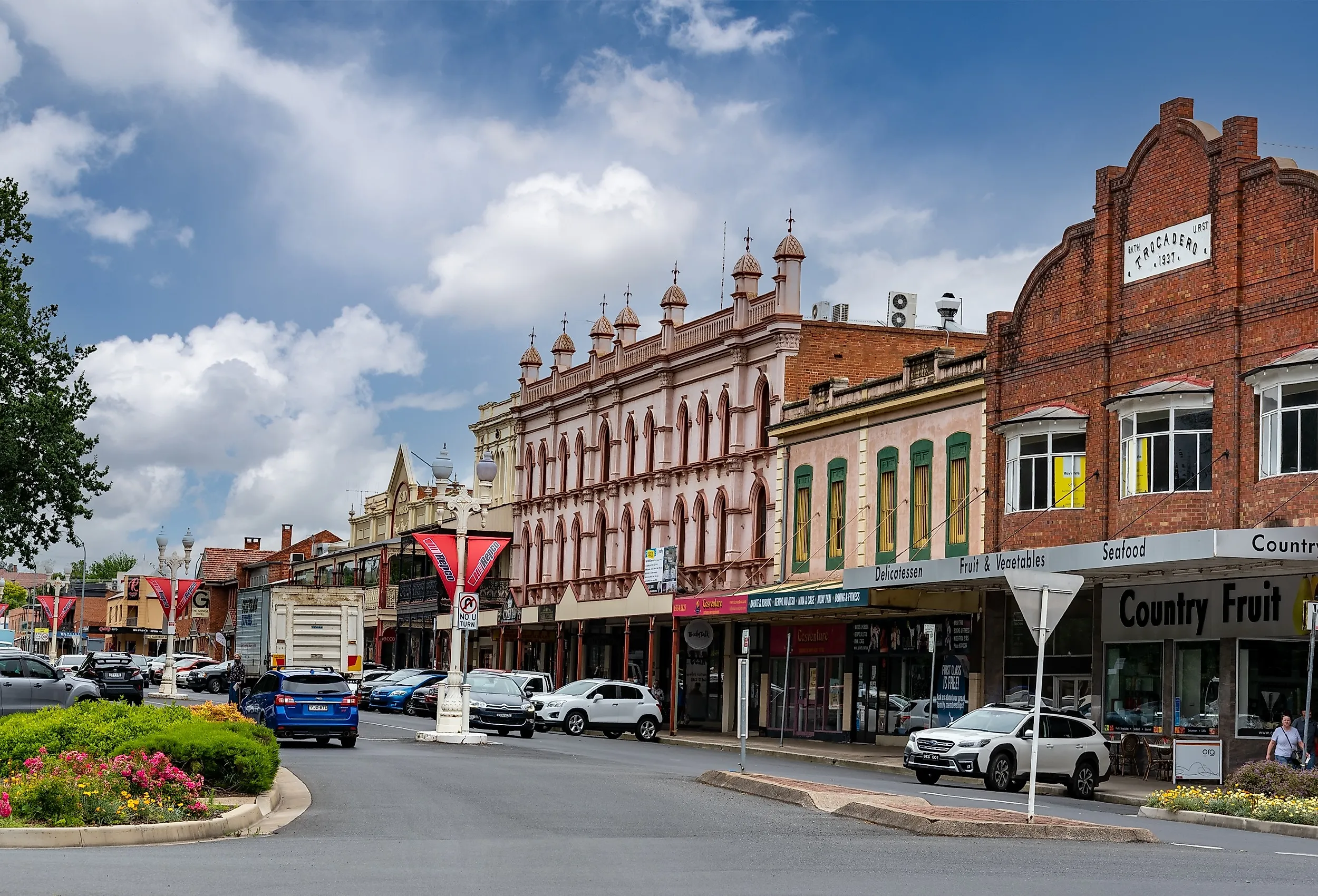 Downtown street in Bathurst, New South Wales, Australia. Image credit Willowtreehouse via Shutterstock.com