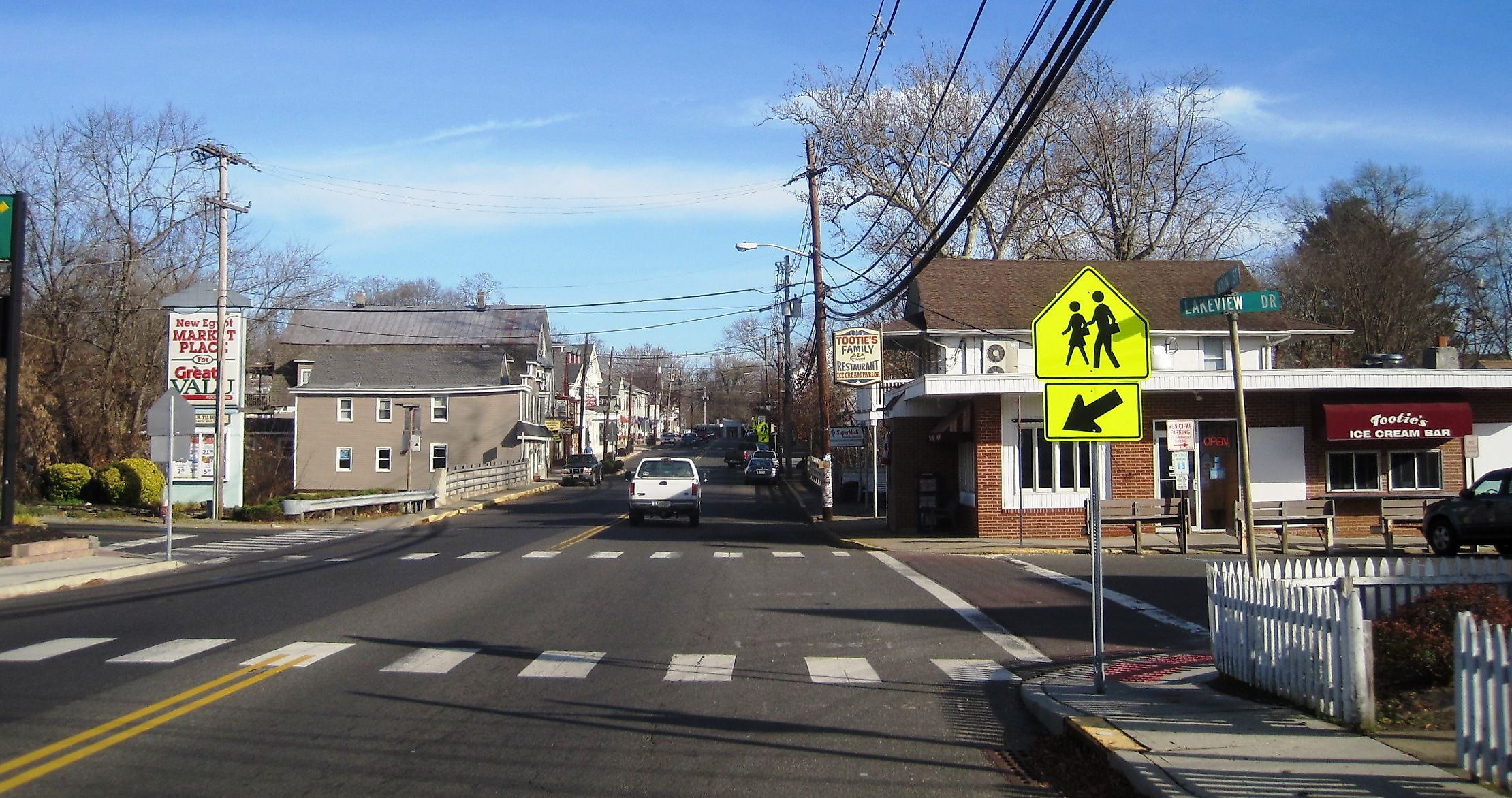 Eastbound Main Street at Lakeview Drive in New Egypt, New Jersey. By Mr. Matté, CC BY 3.0, Wikimedia Commons