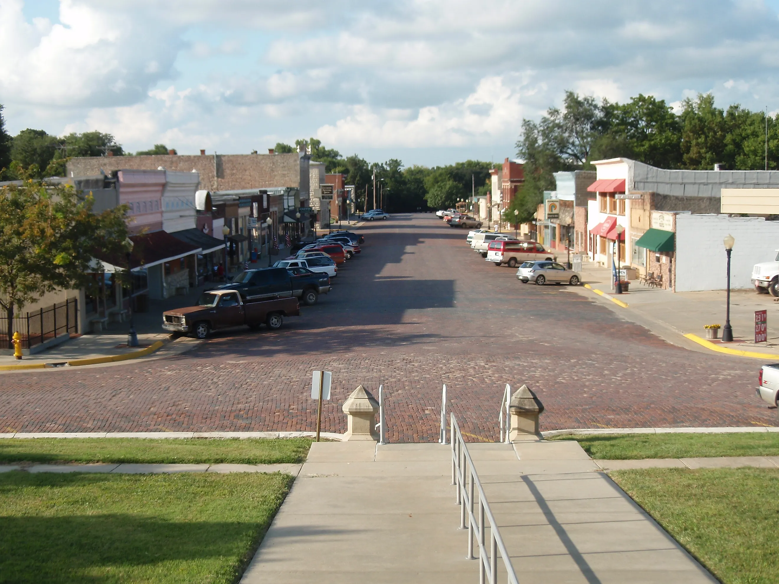 Business District in Cottonwood Falls, Kansas. Image credit: Ichabod via Wikimedia Commons. 