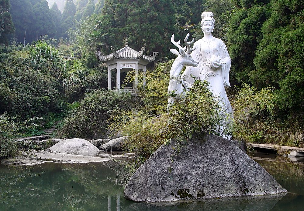 A statue at Héng Shān, Hunan.