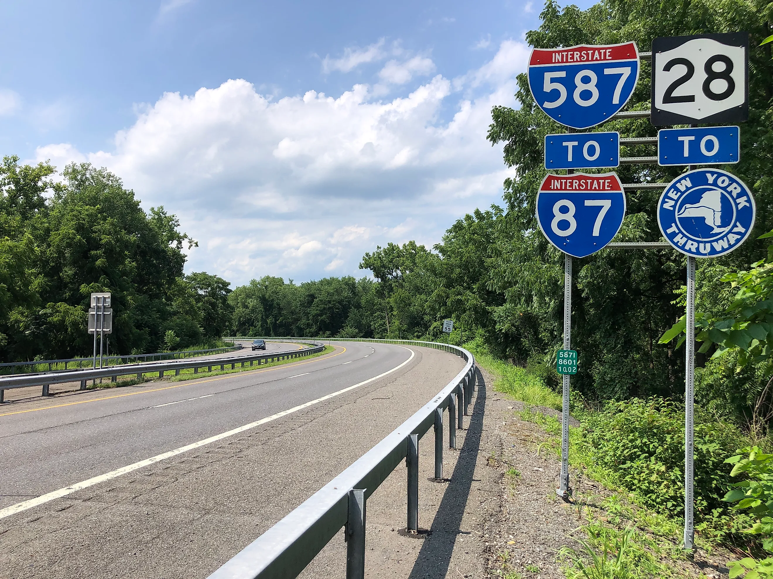 View west along Interstate 587 and New York State Route 28 (Colonel Chandler Drive) just west of New York State Route 32 (Albany Avenue/Broadway) in Kingston, Ulster County, New York, By Famartin - Own work, https://creativecommons.org/licenses/by-sa/4.0,