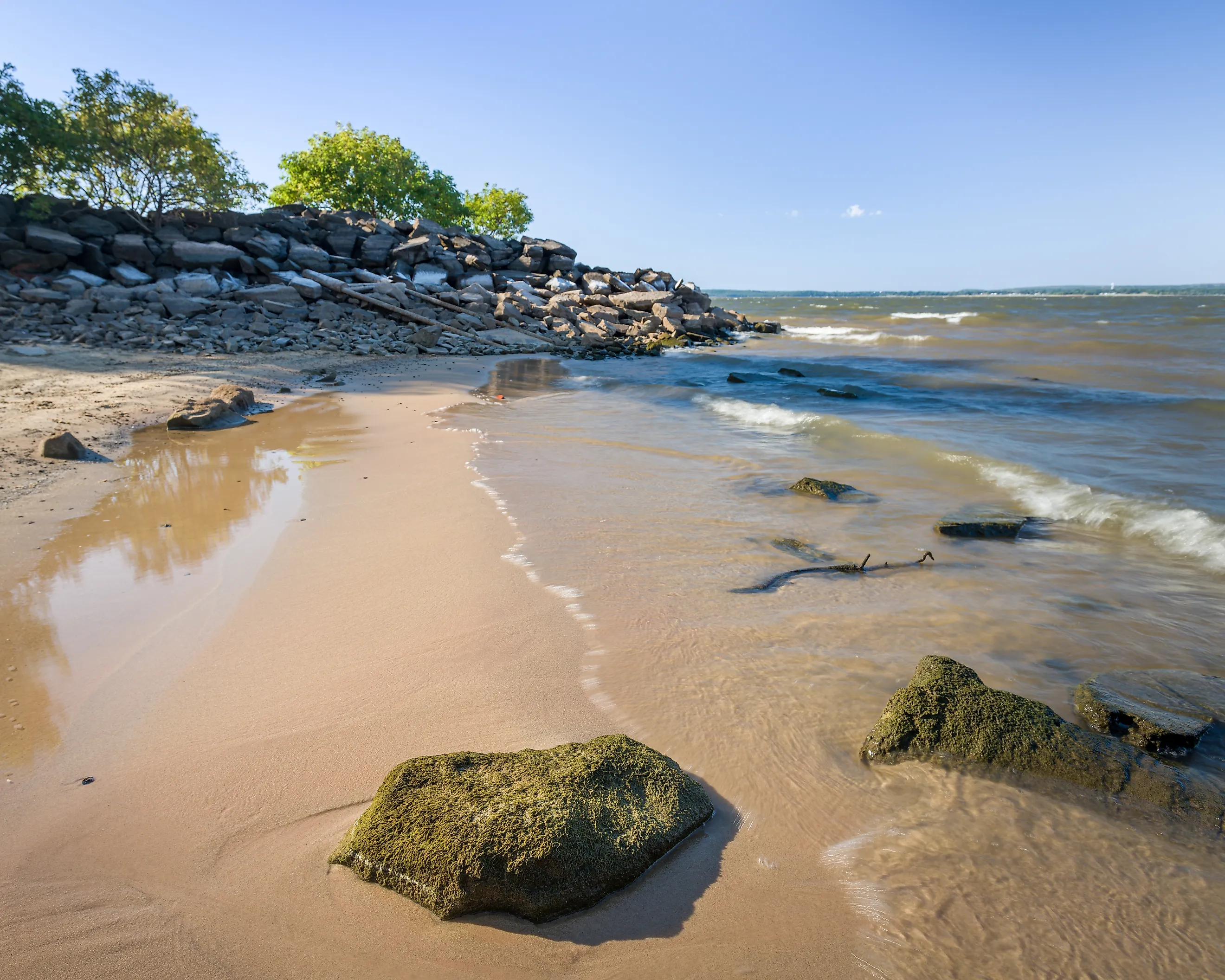 A beach photo at the lake Eufaula, Oklahoma. Visitors can rent tritoon boats, pontoons, tubes, houseboats, and ski boats. Credit: M.Curtis/Shutterstock.com