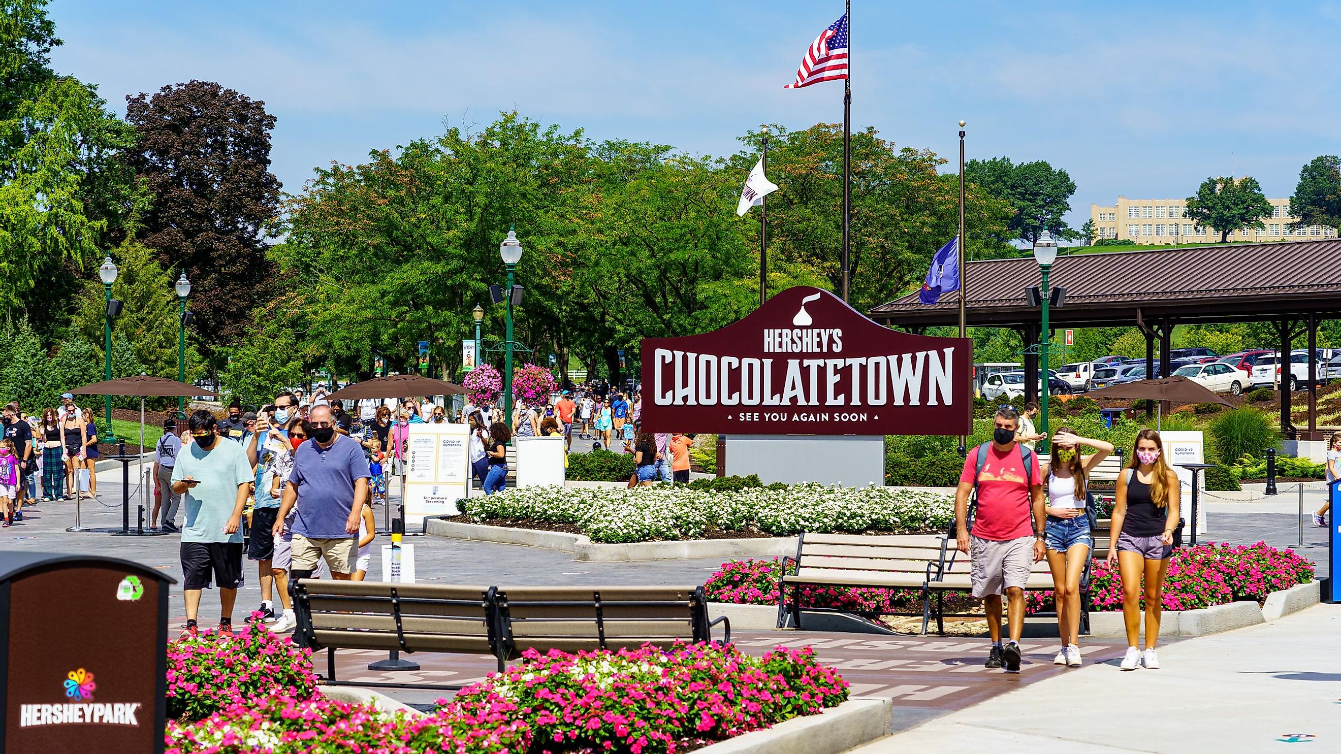 Visitors arriving at the entrance of Hersheypark, a popular attraction in Chocolatetown USA.