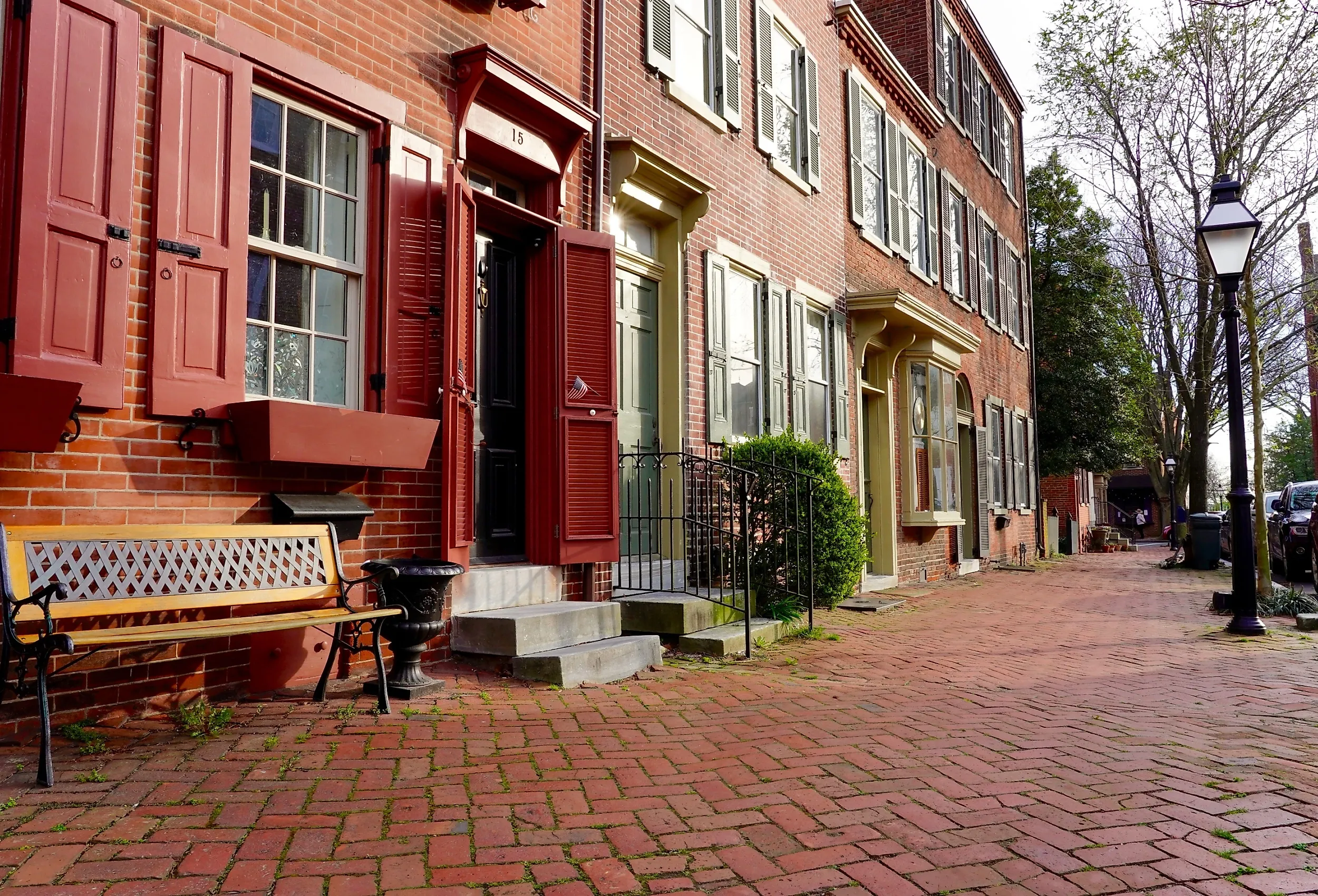 The historic New Castle Green which dates back to 1655, is surrounded by colonial era homes, public buildings, roads, and modern-day statues and historic markers.. Image credit George Wirt / Shutterstock.com