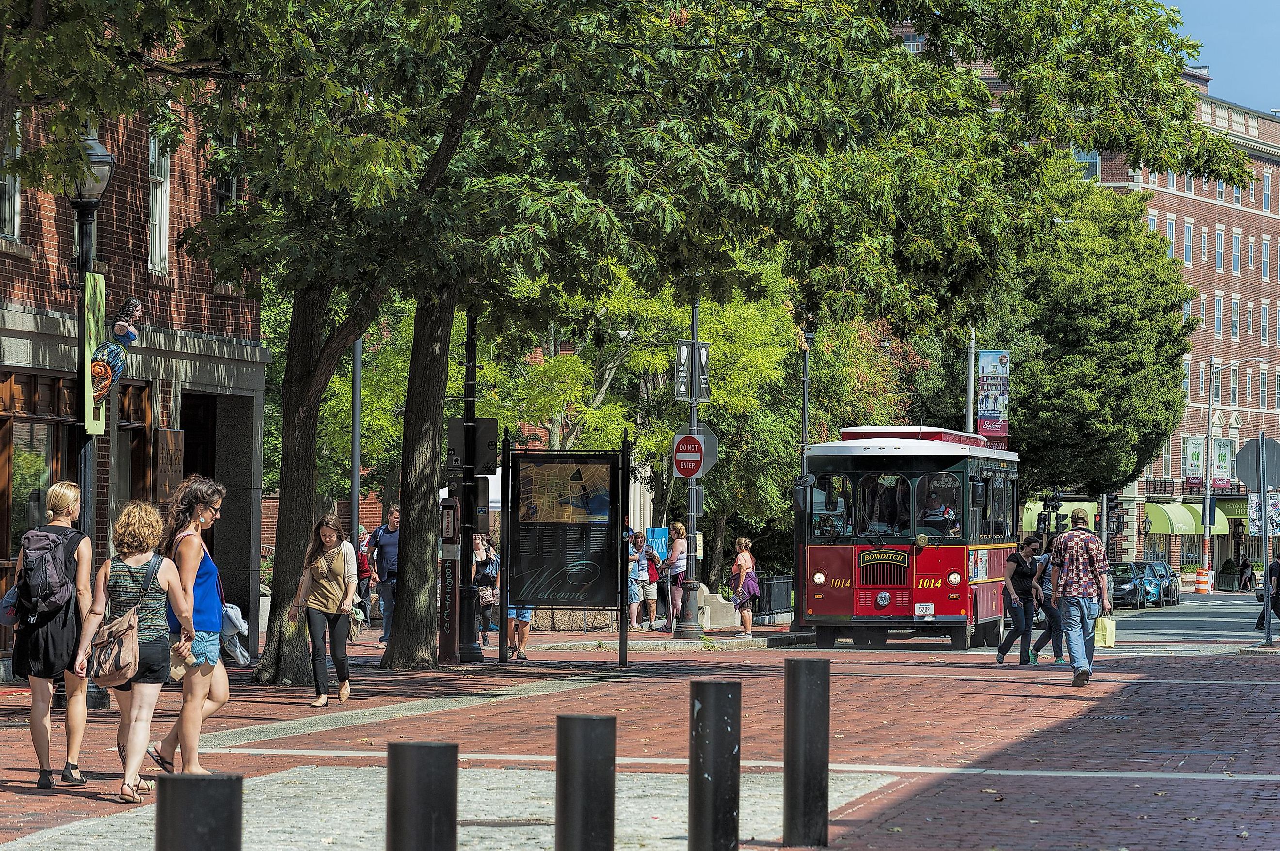 Streetview of Downtown Salem, via Dee Browning / Shutterstock.com