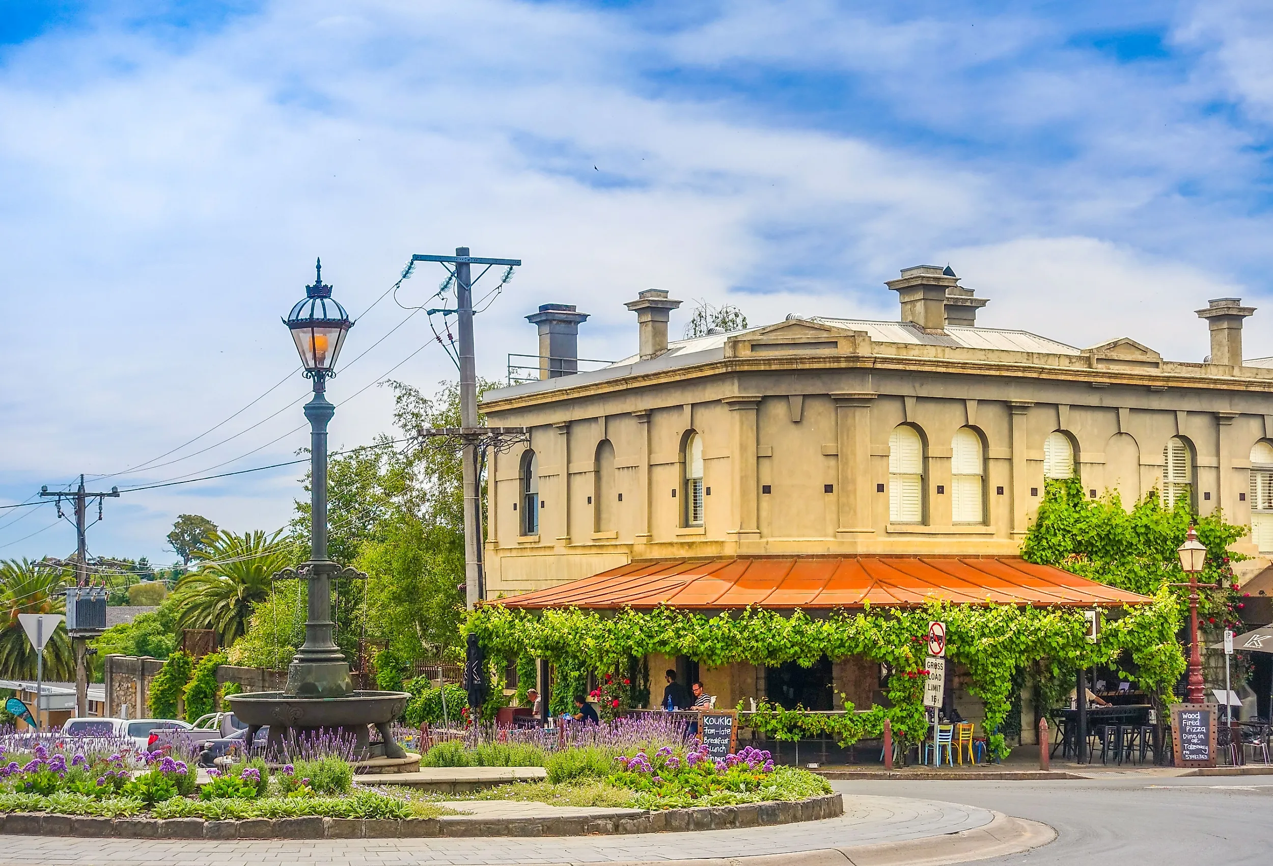 Street view of small town Daylesford, Victoria, with roundabout and bar. Editorial credit: doublelee via Shutterstock.com