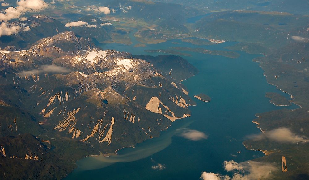 The Cordillera Darwin mountain range is located in the southwestern portion of Isla Grande de Tierra del Fuego.