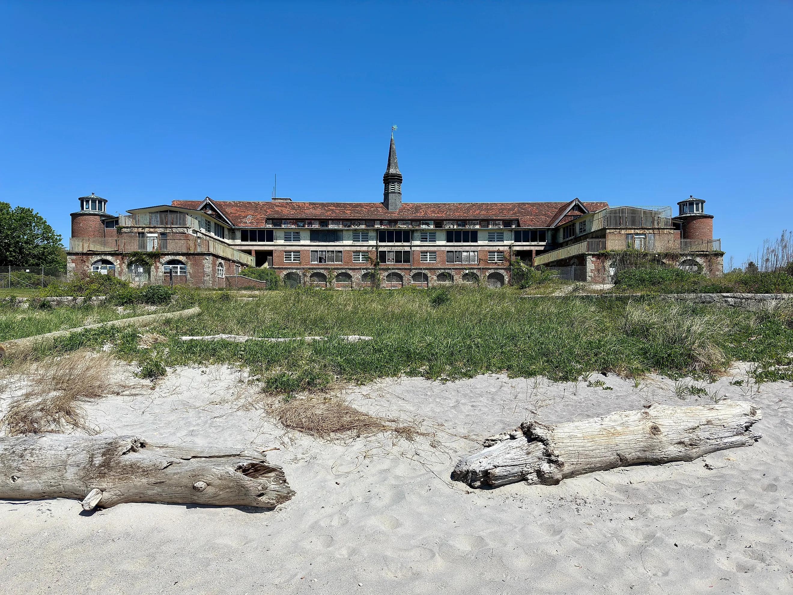 Sandy beach at Seaside State Park in Waterford, Connecticut. Image Credit: Rachel Rose Boucher / Shutterstock