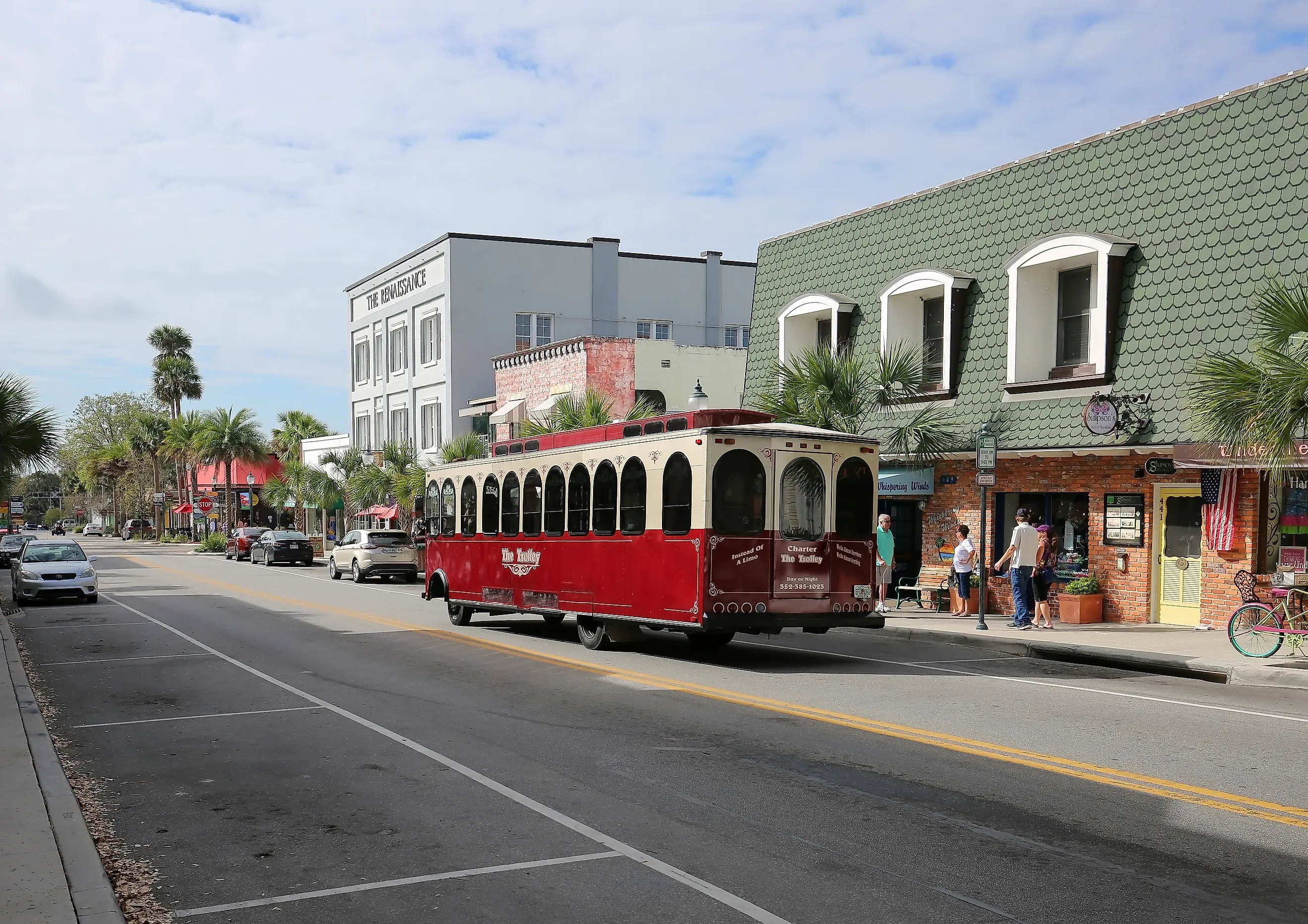 A trolley stops to pick up passengers on Donnelly Street in Mount Dora, Florida. Image credit: Jillian Cain Photography / Shutterstock.com.