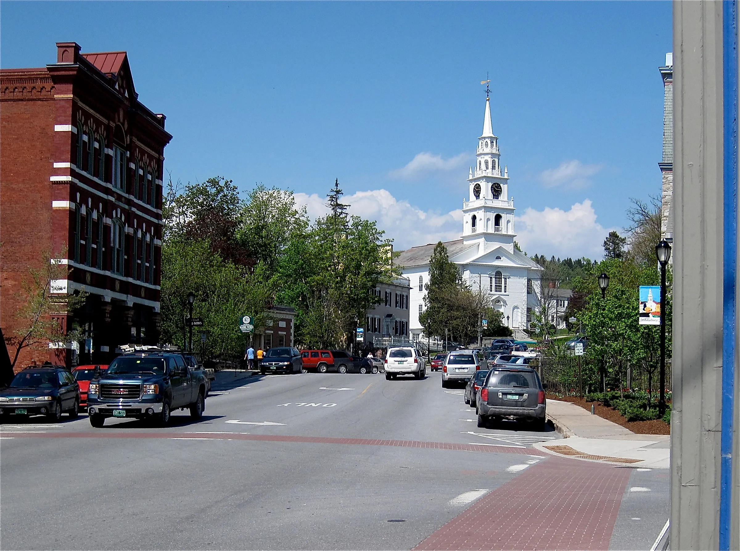 Main Street in Middlebury, Vermont. By Alan Levine, Flickr, CC BY 2.0, Wikimedia Commons