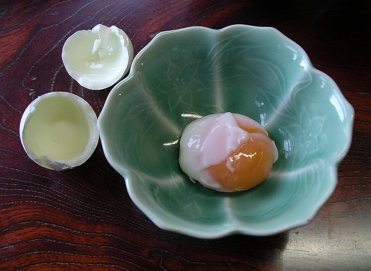 Onsend tamaga at Minshuku Korakuen, Nagano. Image credit: Blue Lotus from Jigokudani Onsen, Nagano/Wikimedia.org