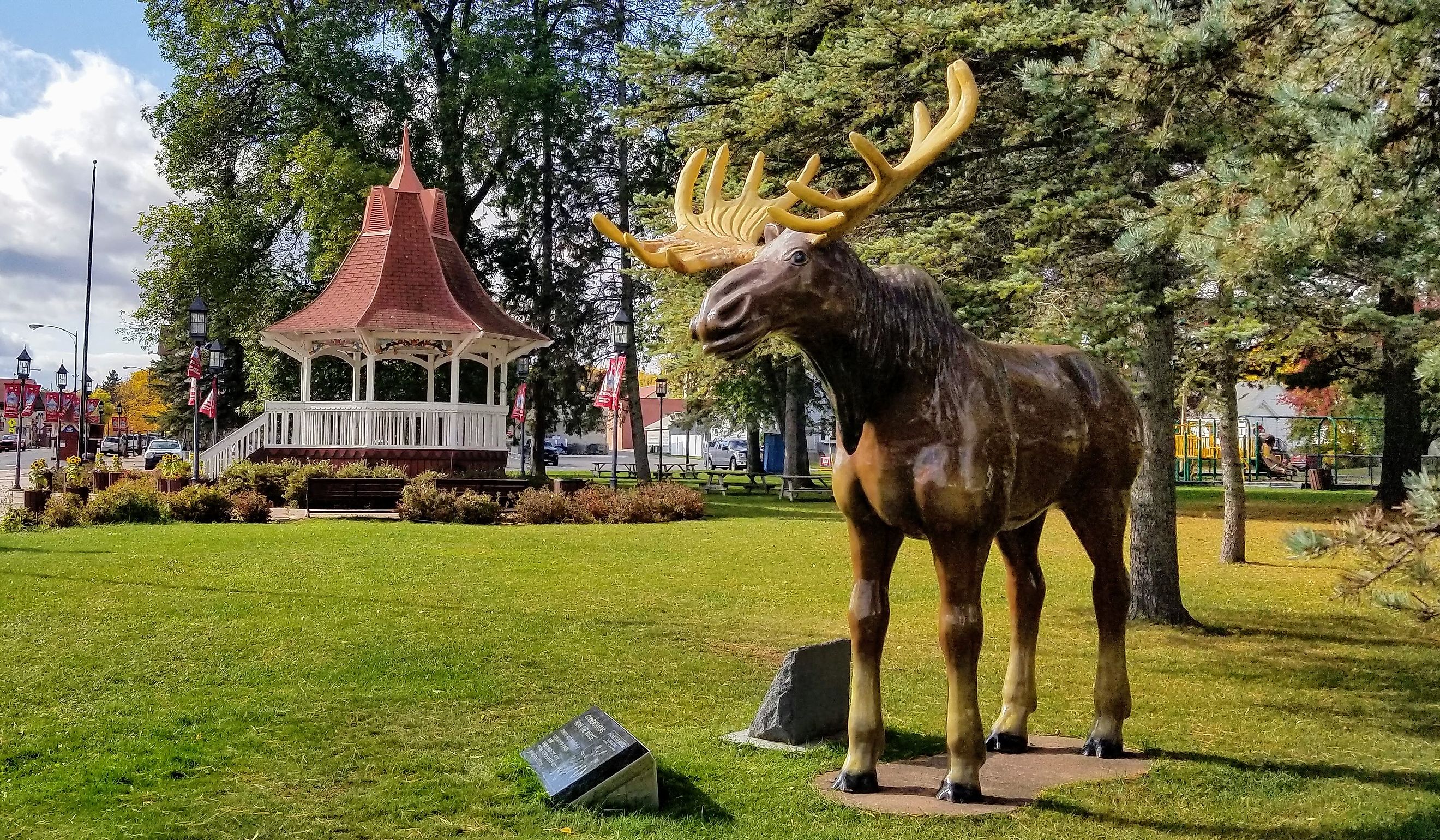 Biwabik town center with statue of Honk the Moose. By Skvader - Own work, CC BY-SA 4.0, Wikipedia.