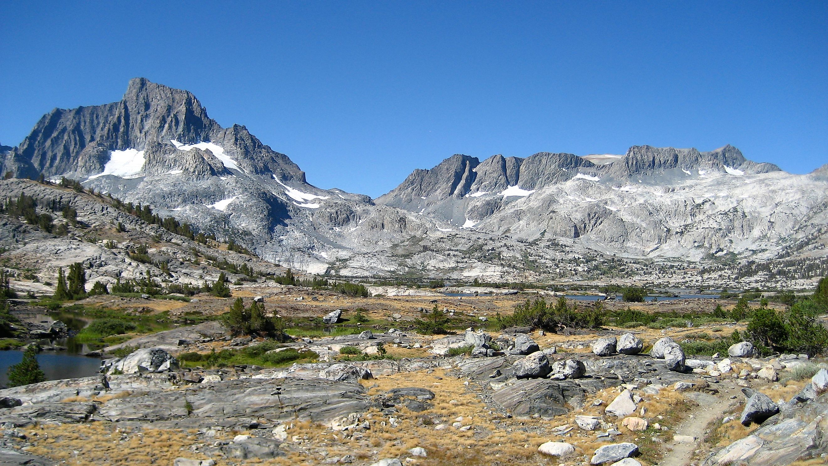 Banner Peak stands tall near Thousand Island Lake. Inyo National Forest Ansel Adams Wilderness California. By Jonathan Cook-Fisher - Thousand Island Lake, https://creativecommons.org/licenses/by/2.0, https://commons.wikimedia.org/w/index.php?curid=9727503