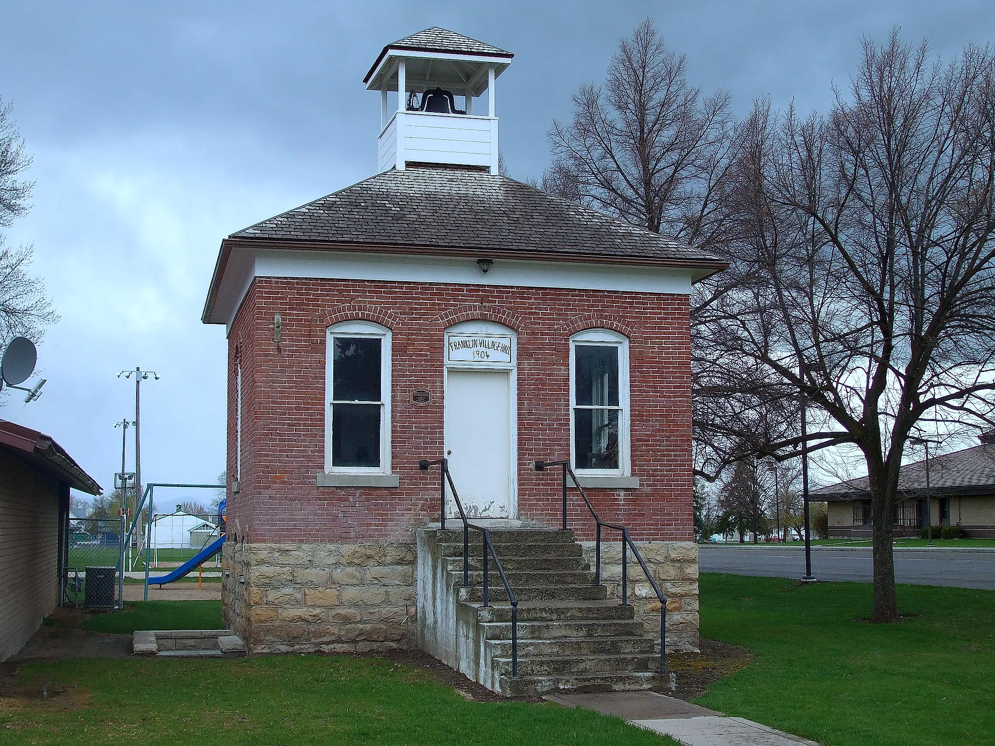 The old Franklin City Hall, a historic building in Franklin, Idaho, United States. By Tricia Simpson, CC BY-SA 3.0, via Wikimedia Commons