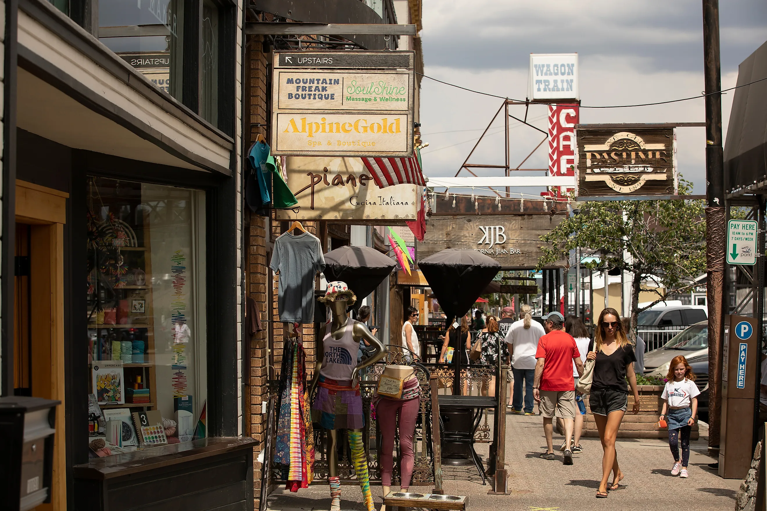 Truckee, California: These shoppers enjoying this day a weekend in Truckee in the historic main shopping area and on this comfortable summer day everyone and their dog appear to be here, via jmoor17 / iStock.com