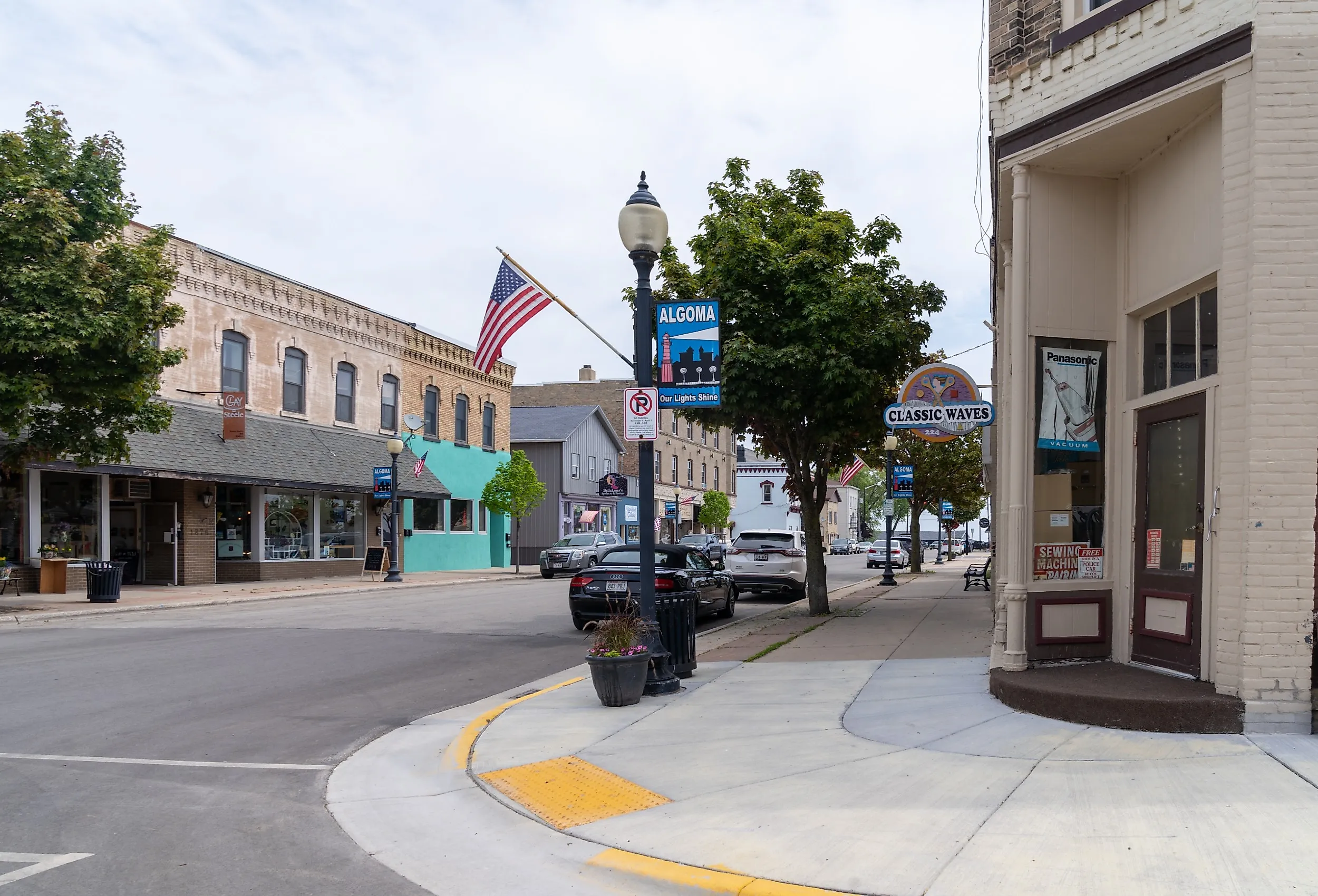 Downtown street in Algoma, Wisconsin. Image credit melissamn via Shutterstock