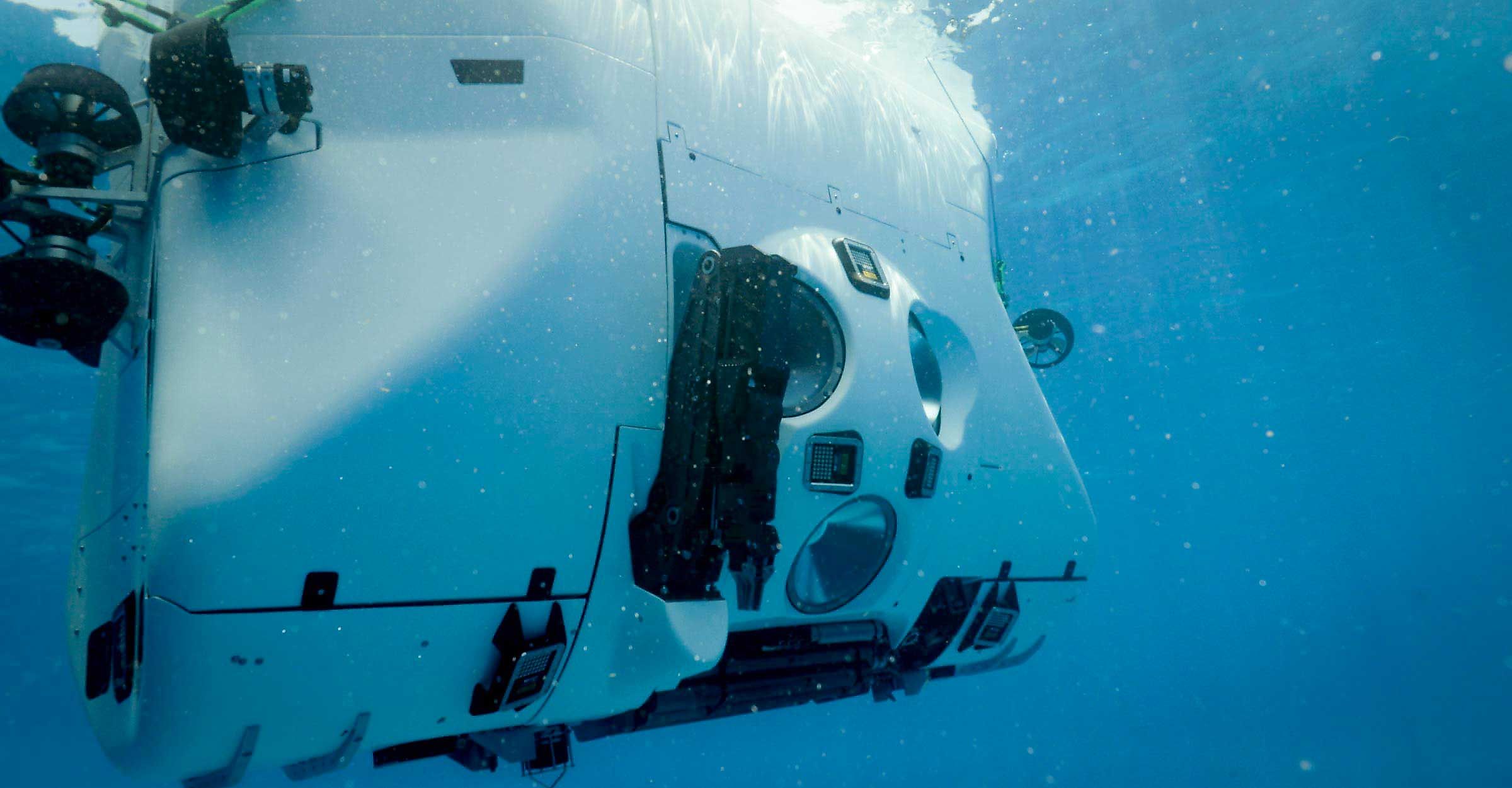 The pictures shows the deep diving submersible Limiting Factor during the test phase near in 2018, By Richard Varcoe on behalf of Caladan Oceanic - https://fivedeeps.com/wp-content/uploads/2018/10/LF-Bahamas-Highlight.01_49_46_09.Still005.jpg, https://cre
